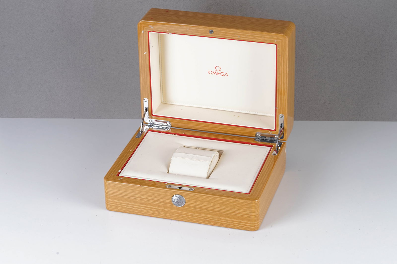 LARGE WOODEN OMEGA WATCH BOX: LARGE WOODEN OMEGA WATCH BOX, if you have any questions regarding this lot please contact us. Please review the images carefully as they serve part of the description. For further information on our a