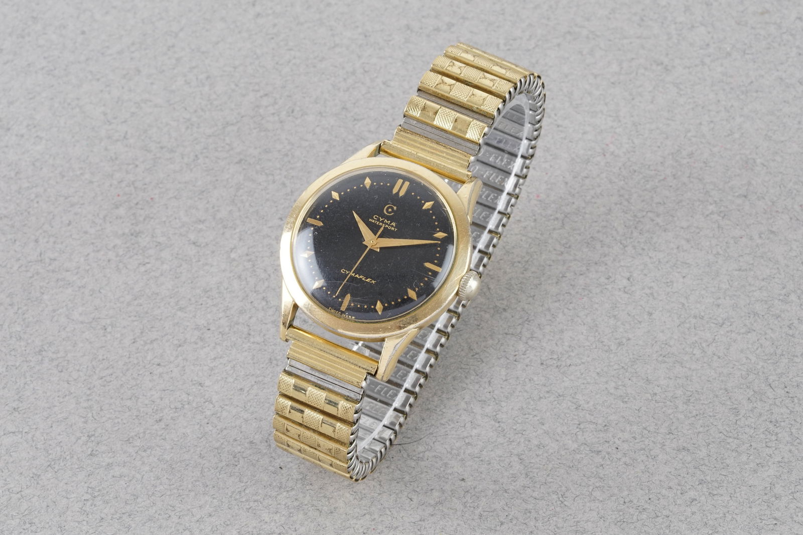 *TO BE SOLD WITHOUT RESERVE* CYMA WATERSPORT CYMAFLEX GOLD PLATED WRISTWATCH: *TO BE SOLD WIHTOUT RESERVE* CYMA WATERSPORT CYMAFLEX GOLD PLATED WRISTWATCH, this watch is fitted with a circular black dial with hour markers and hands. The 33mm case is fitted with a crown and a