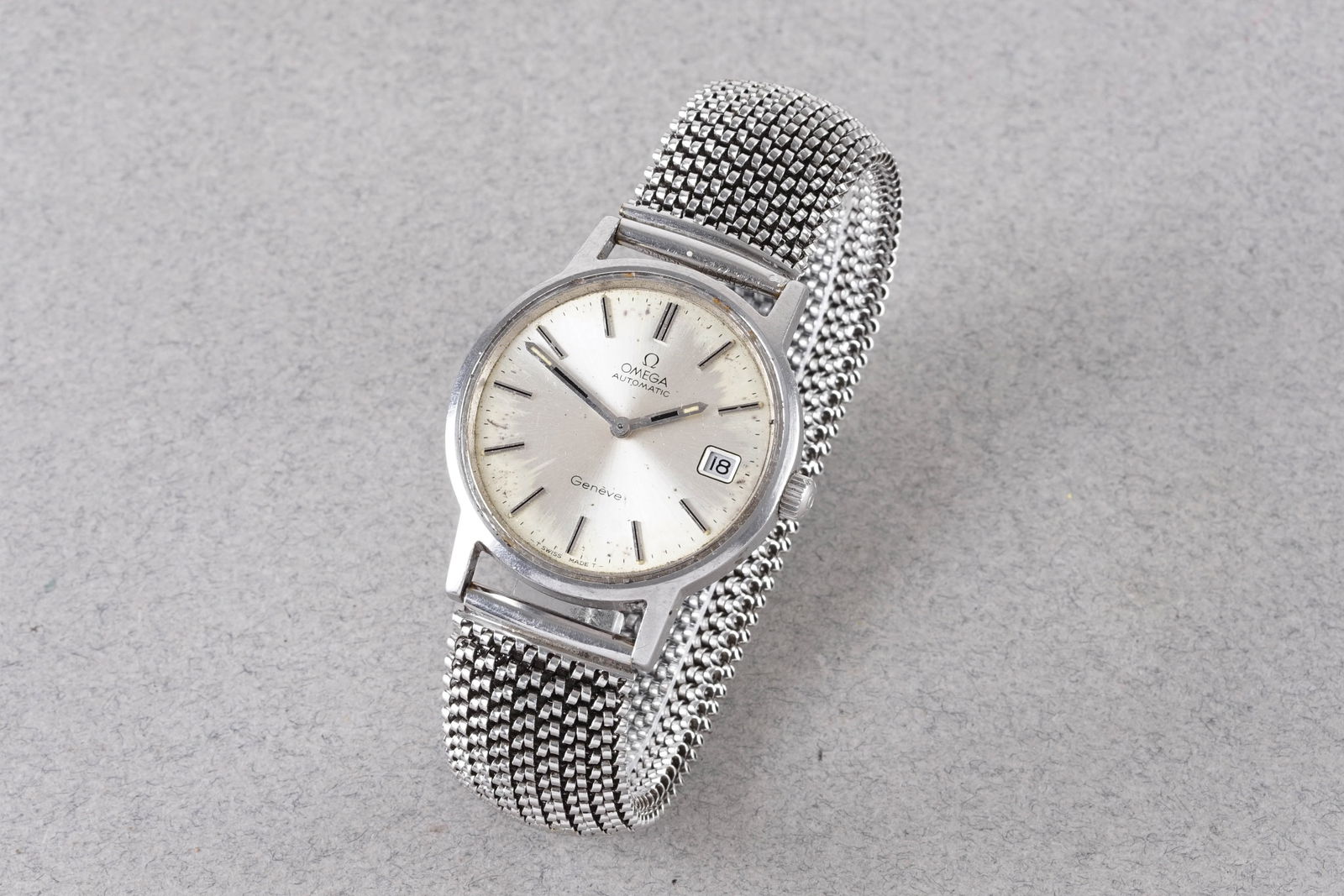OMEGA GENEVE AUTOMATIC DATE WRISTWATCH: OMEGA GENEVE AUTOMATIC DATE WRISTWATCH, this watch is fitted with a circular silver dial with a date window, hour markers and hands. The 34mm stainless steel case is fitted with a crown and a case bac