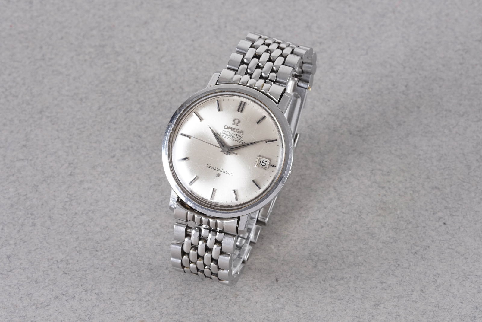 OMEGA CONSTELLATION DATE AUTOMATIC CHRONOMETER: OMEGA CONSTELLATION DATE AUTOMATIC CHRONOMETER, this watch is fitted with a circular silver dial with applied hour markers and hands. The 35mm stainless steel case is fitted with a crown and a screw d