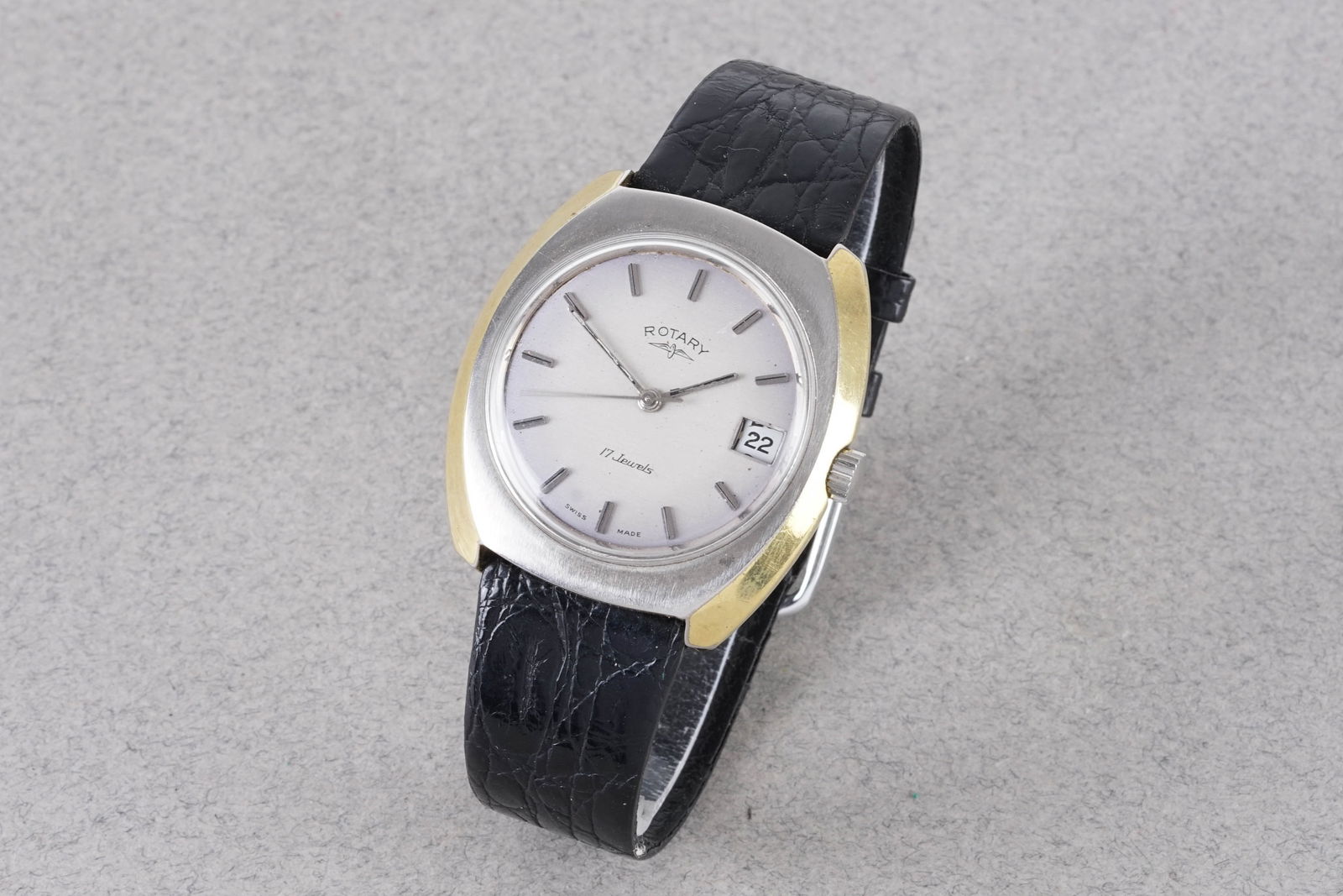 ROTARY DATE WRISTWATCH: ROTARY DATE WRISTWATCH, this watch is fitted with a circular off white dial with a date window, stick hour markers and hands. The 37mm case is fitted with a crown and a case back. Inside is a manually