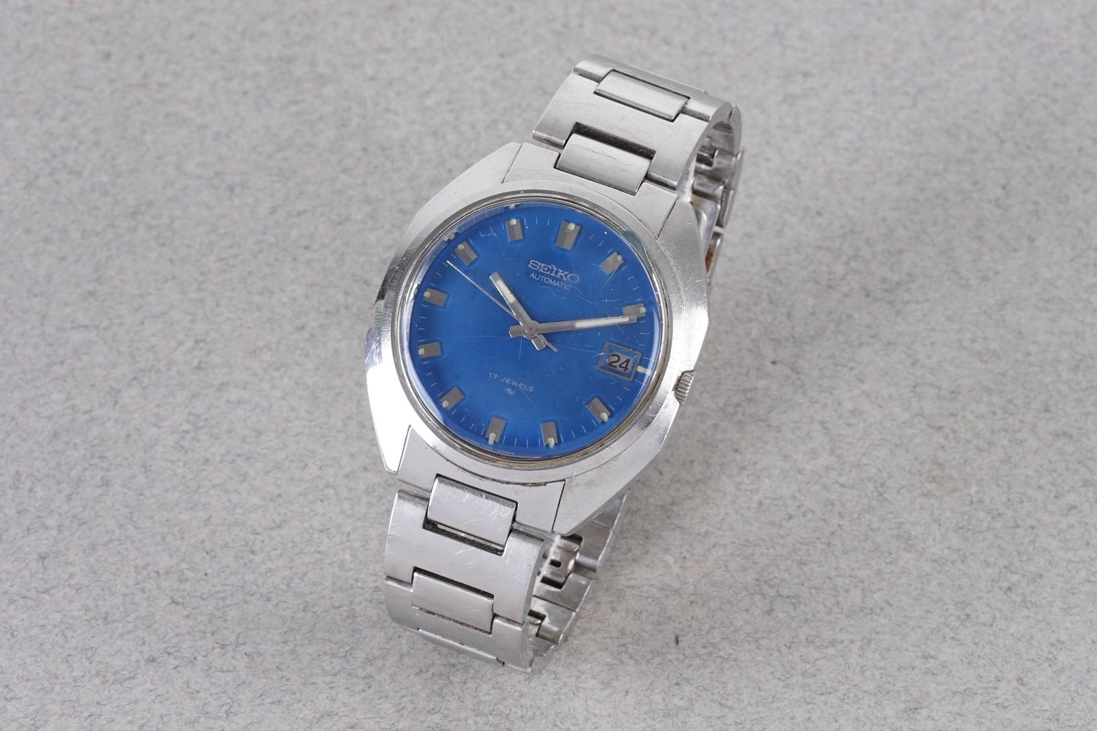 SEIKO AUTOMATIC DATE WRISTWATCH REF. 7005-8210 CIRCA 1975: SEIKO AUTOMATIC DATE WRISTWATCH REF. 7005-8210 CIRCA 1975, this watch is a ref. and is fitted with a circular dial with hour markers and hands. The mm case is fitted with a crown and a case back.