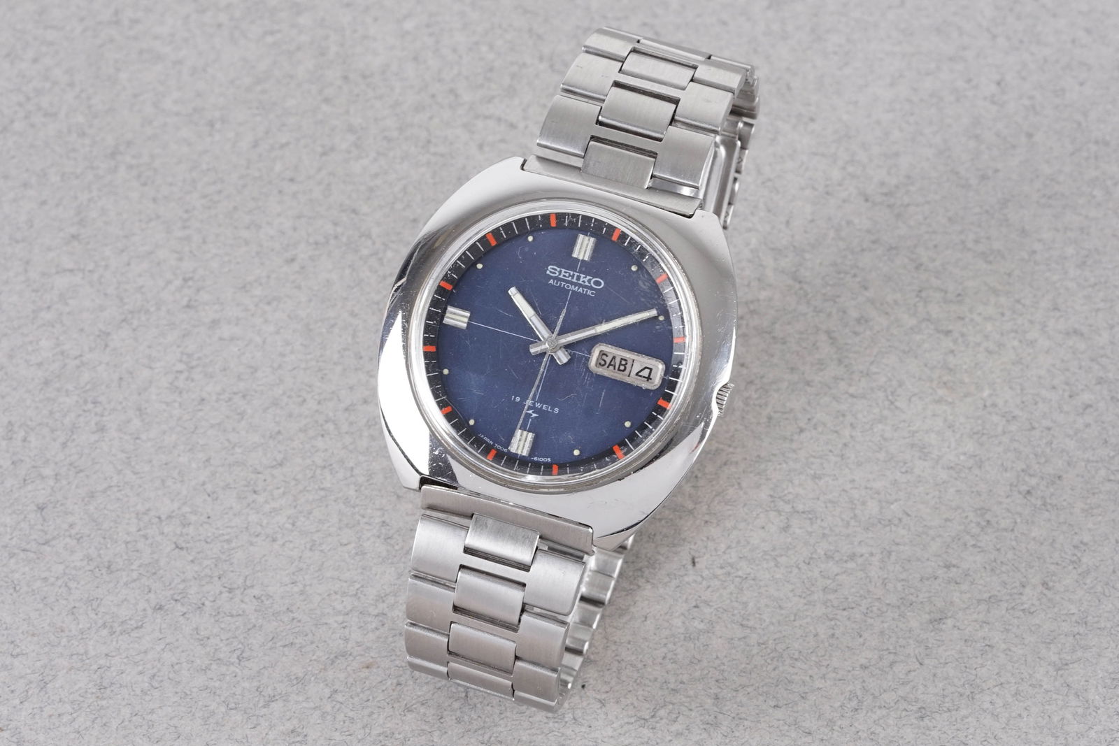 SEIKO AUTOMATIC DAY DATE REF. 7006-6010: SEIKO AUTOMATIC DAY DATE REF. 7006-6010, this watch is a ref. 7006-6010 and is fitted with a circular two tone blue dial with day date windows, hour markers and hands. The 44mm stainless steel case is