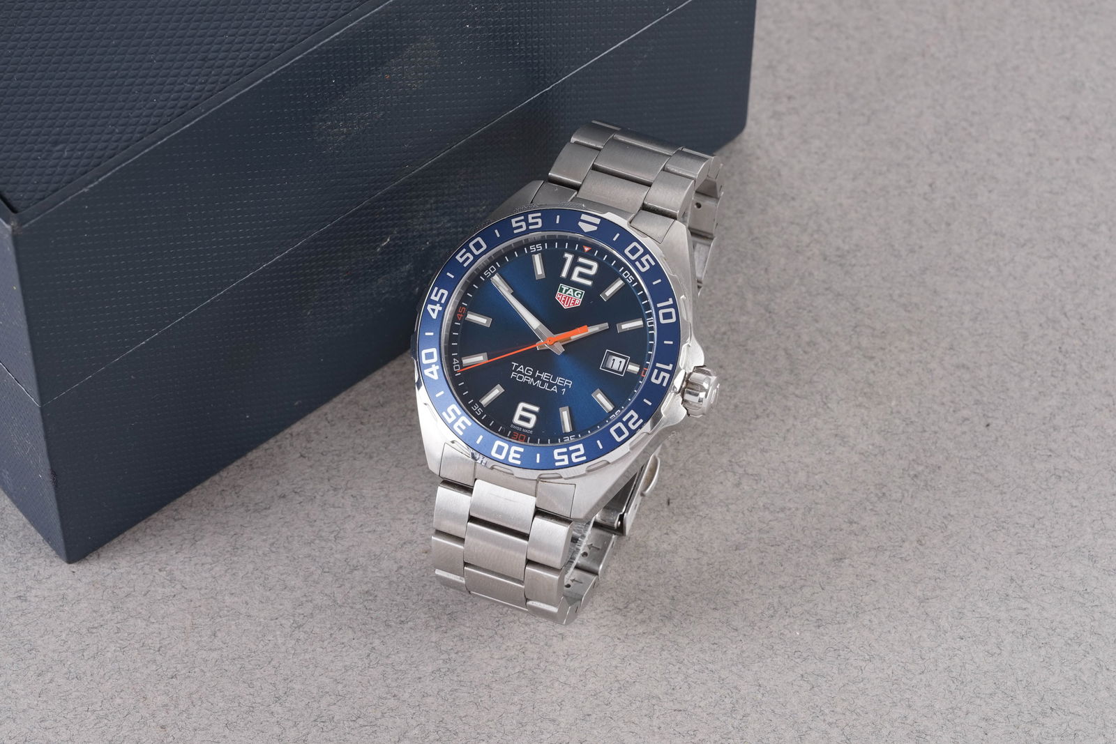 TAG HEUER FORMULA 1 DATE W/ BOX REF. WAZ1010 (1 of 5)