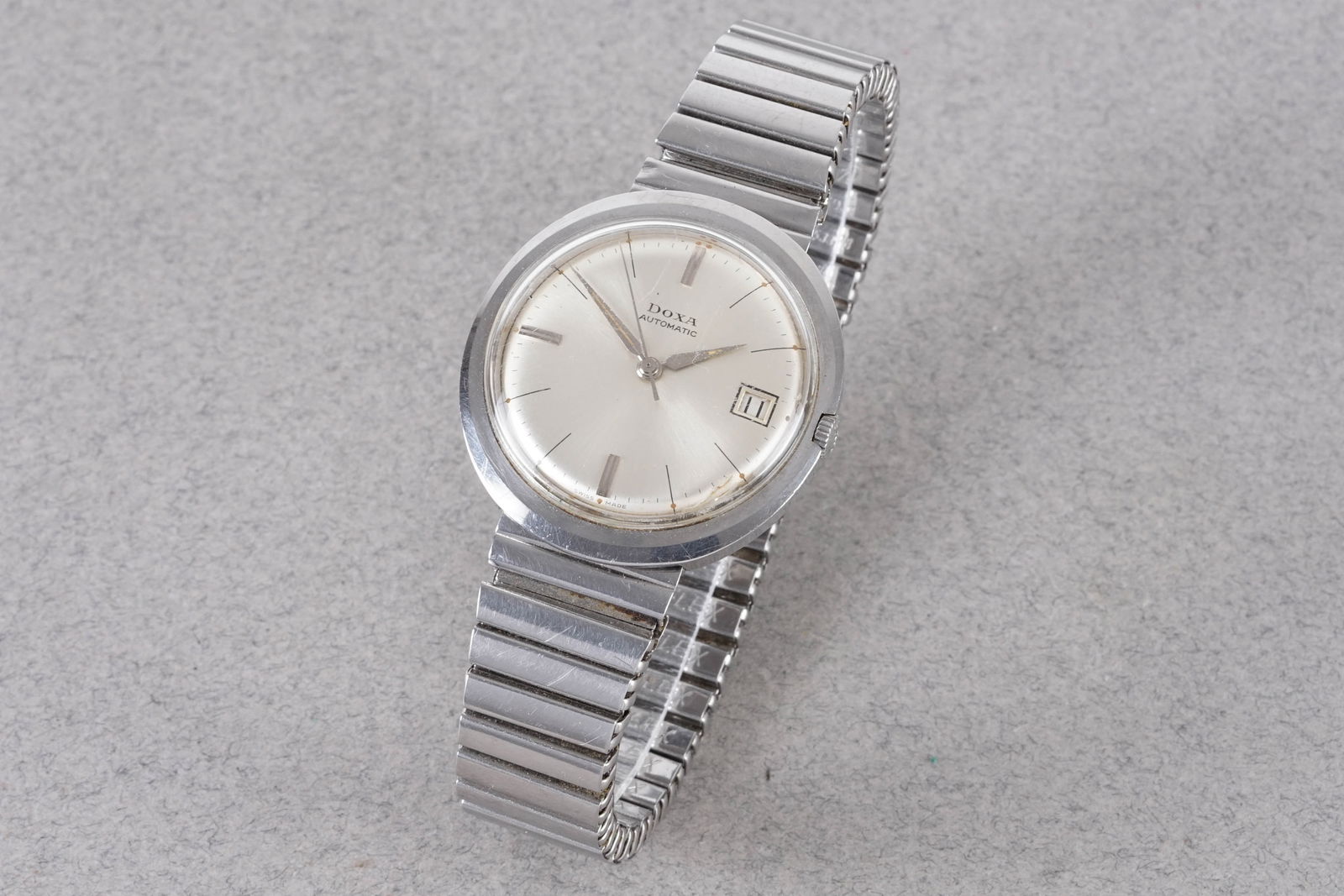 DOXA AUTOMATIC DATE WRISTWATCH: DOXA AUTOMATIC DATE WRISTWATCH, this watch is a ref. and is fitted with a circular dial with hour markers and hands. The mm case is fitted with a crown and a case back. Inside is a movement which is
