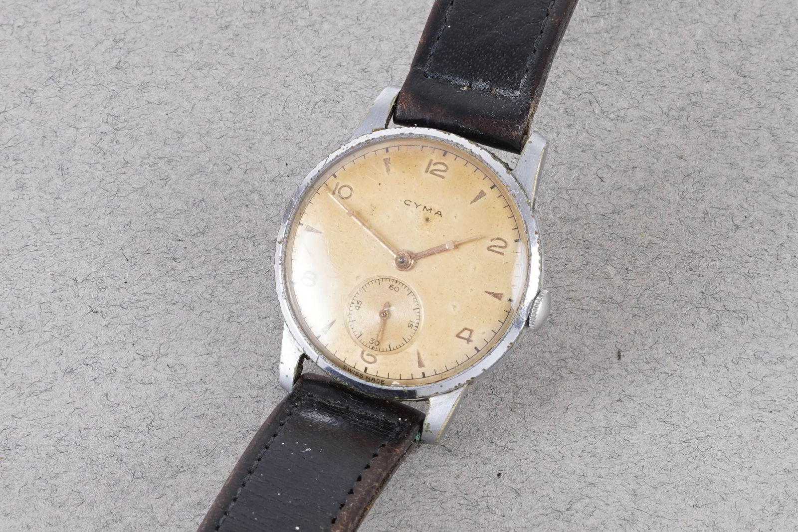 CYMA WRISTWATCH: CYMA WRISTWATCH, this watch is fitted with a circular patina dial with hour markers and hands. The 31mm case is fitted with a crown and a case back. Inside is a manually wound movement which is curren