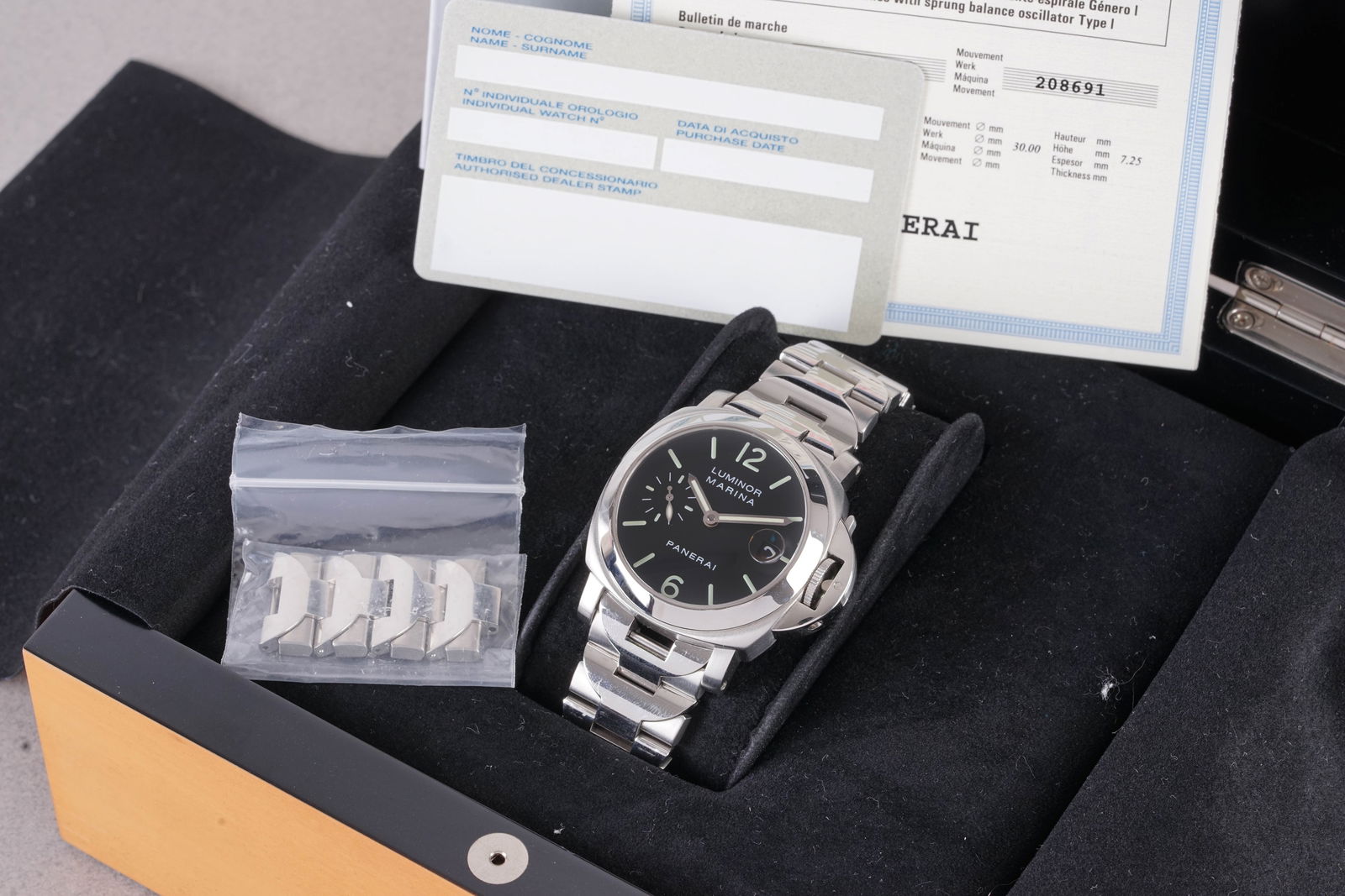 PANERAI LUMINOR MARINER DATE W/ BOX & GUARANTEE PAPERS REF. PAM00050: PANERAI LUMINOR MARINER DATE W/ BOX & GUARANTEE PAPERS REF. PAM00050, this watch is a ref. PAM00050 and is fitted with a circular dial with a date window, hour markers and hands. The 40mm stainles