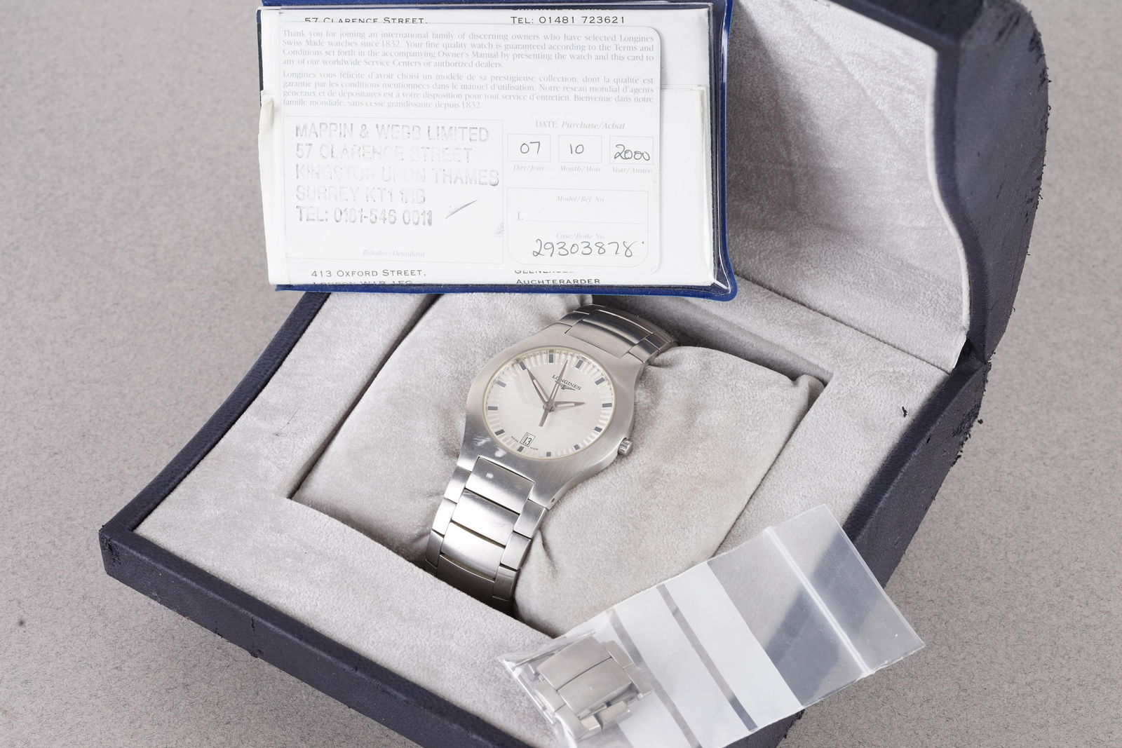 LONGINES OPOSITION DATE W/ BOX & GUARANTEE PAPERS REF. L36174 CIRCA 2000: LONGINES OPOSITION DATE W/ BOX & GUARANTEE PAPERS REF. L36174 CIRCA 2000, this watch is a ref. L36174 and is fitted with a circular dial with a date window, hour markers and hands. The 36mm