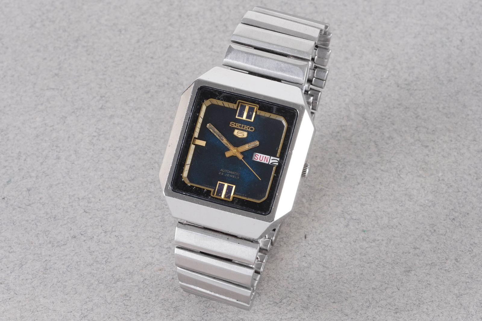 SEIKO 5 DAY DATE AUTOMATIC REF. 6349-552A CIRCA 1986: SEIKO 5 DAY DATE AUTOMATIC REF. 6349-552A CIRCA 1986, this watch is a ref. 6349-552A and is fitted with a square dial with hour markers and hands. The 36mm stainless steel case is fitted with a crown