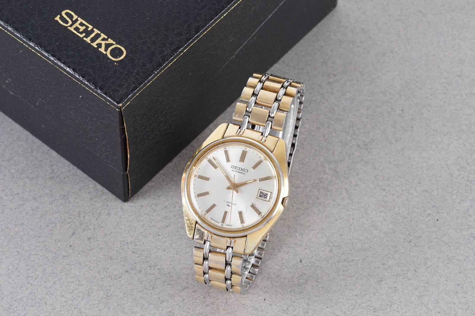 SEIKO AUTOMATIC DATE GOLD PLATED REF. 7005 8020R: SEIKO AUTOMATIC DATE GOLD PLATED REF. 7005 8020R, this watch is a ref. and is fitted with a circular dial with hour markers and hands. The mm case is fitted with a crown and a case back. Inside is a m