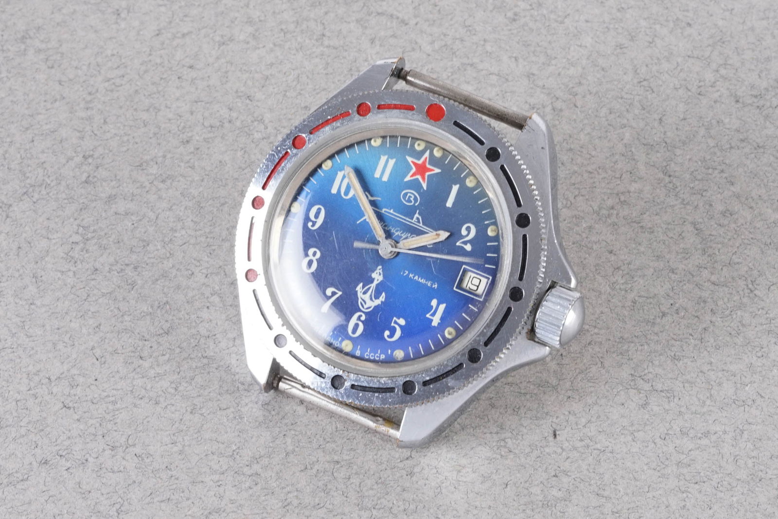 VOSTOK KOMANDIRSKIE SOVIET UNION RUSSIAN MILITARY USSR WRISTWATCH: VOSTOK KOMANDIRSKIE SOVIET UNION RUSSIAN MILITARY USSR WRISTWATCH, this watch is fitted with a circular dial with a date window, applied hour markers and hands. The 40mm case is fitted with a cro