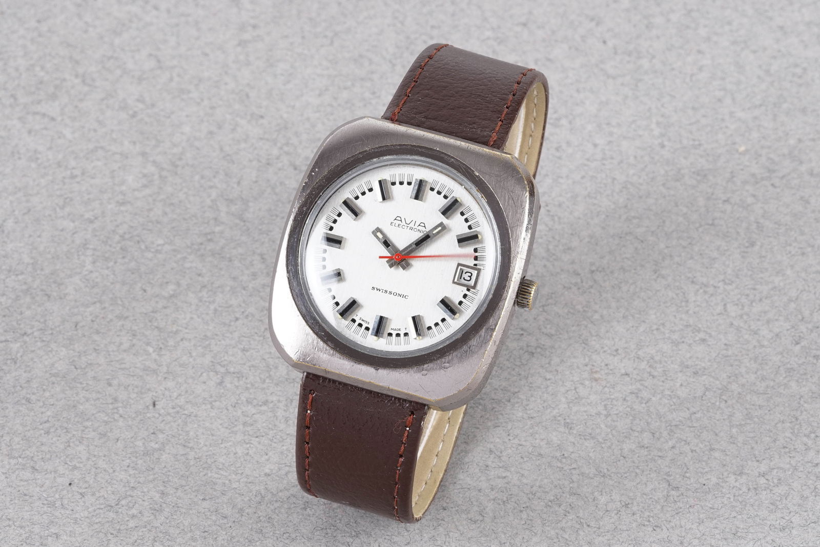 AVIA ELECTRONIC SWISSONIC DATE WRISTWATCH: AVIA ELECTRONIC SWISSONIC DATE WRISTWATCH, this watch is fitted with a circular silver dial with applied block hour markers, a date window and hands. The 39mm case is fitted with a crown and a case ba