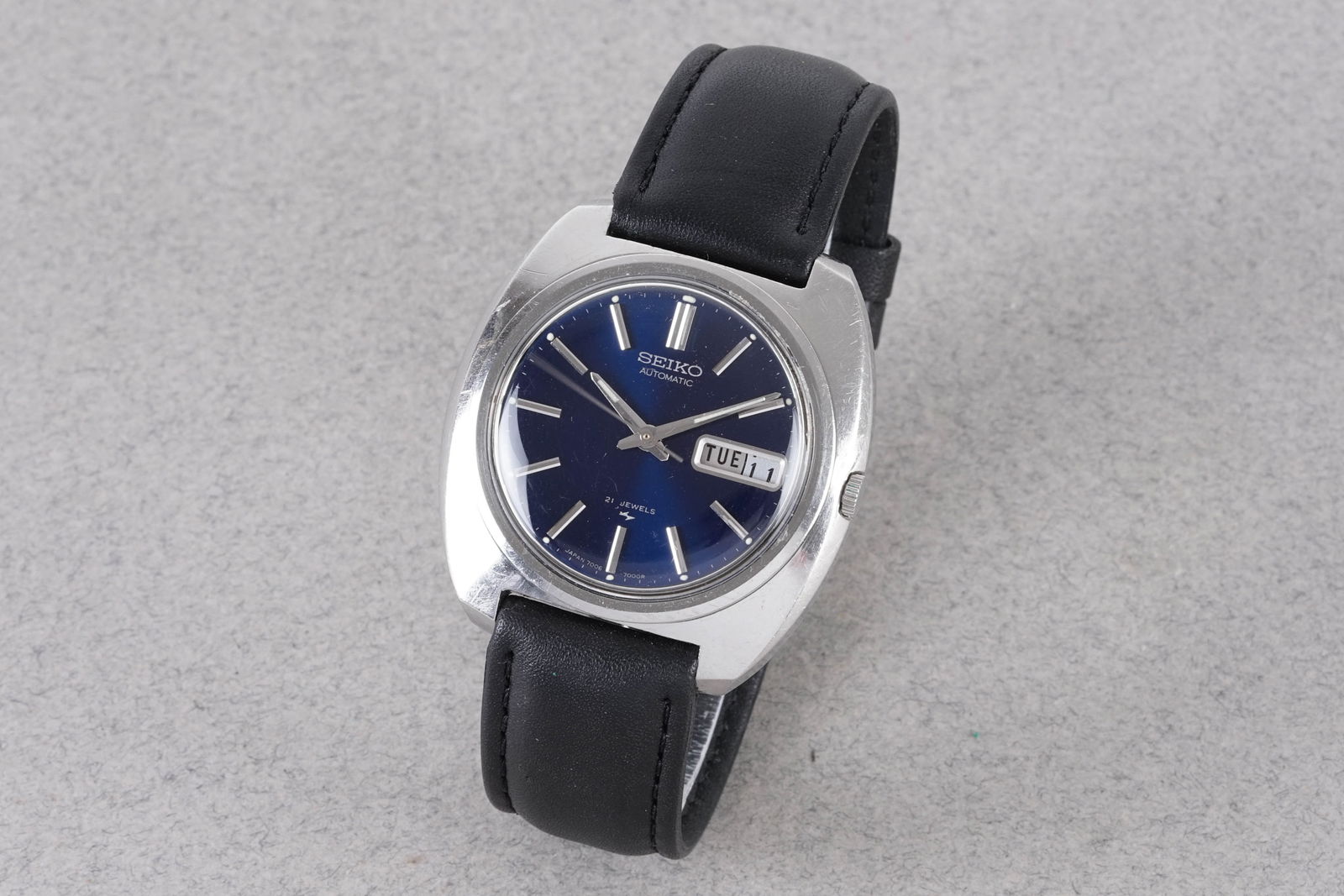 SEIKO AUTOMATIC DAY DATE REF. 7006-7000: SEIKO AUTOMATIC DAY DATE REF. 7006-7000, this watch is a ref. 7006-7000 and is fitted with a circular dark blue dial with day date windows, applied hour markers and hands. The 39mm stainless steel cas