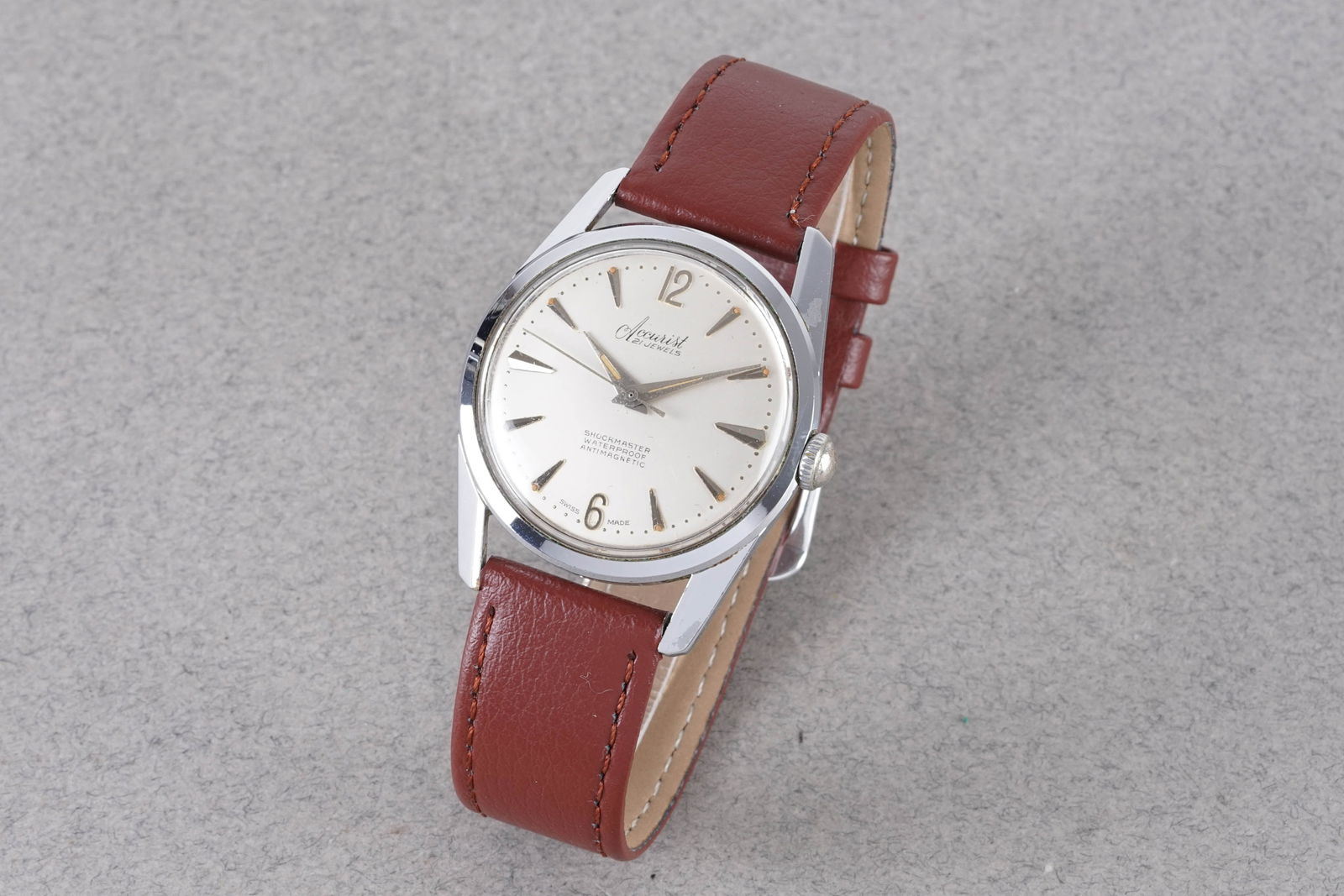 ACCURIST SHOCKMASTER WRISTWATCH: ACCURIST SHOCKMASTER WRISTWATCH, this watch is fitted with a circular off white dial with applied hour markers and hands. The 33mm case is fitted with a crown and a case back. Inside is a manually wou