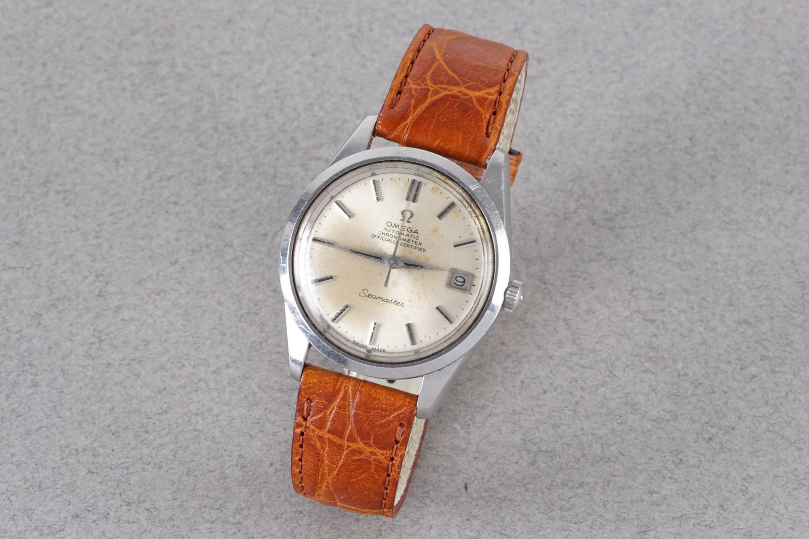 OMEGA SEAMASTER AUTOMATIC CHRONOMETER DATE: OMEGA SEAMASTER AUTOMATIC CHRONOMETER DATE, this watch is fitted with a circular patina dial with a date window, applied stick hour markers and hands. The 35mm stainless steel case is fitted with a