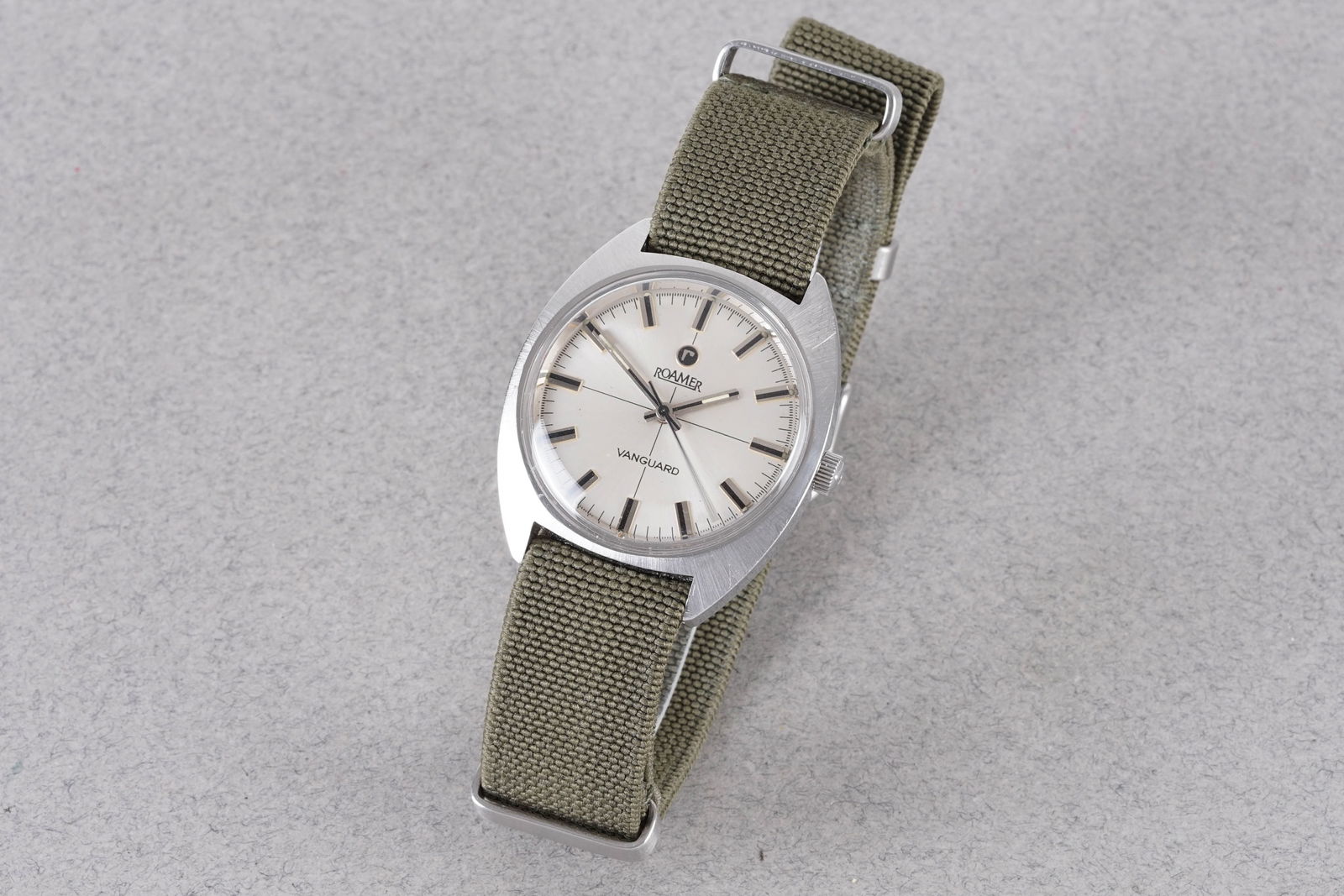 ROAMER VANGUARD WRISTWATCH: ROAMER VANGUARD WRISTWATCH, this watch is fitted with a circular silver sector dial with applied hour markers and hands. The 34mm stainless steel case is fitted with a crown and a case back. Inside is