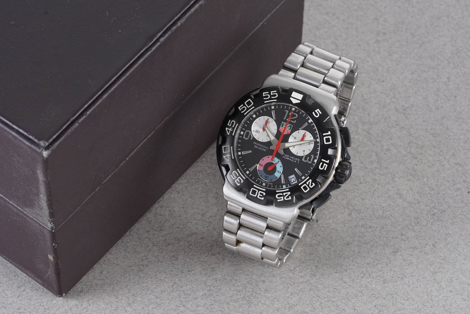 TAG HEUER PROFESSIONAL FORMULA 1 DATE W/ BOX REF. CAC1110-0 (1 of 5)