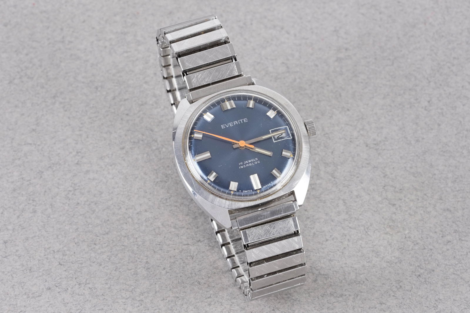 EVERITE SECTOR DIAL DATE WRISTWATCH: EVERITE SECTOR DIAL DATE WRISTWATCH, this watch is fitted with a circular blue dial with a date window, applied block hour markers and hands. The 36mm stainless steel case is fitted with a crown