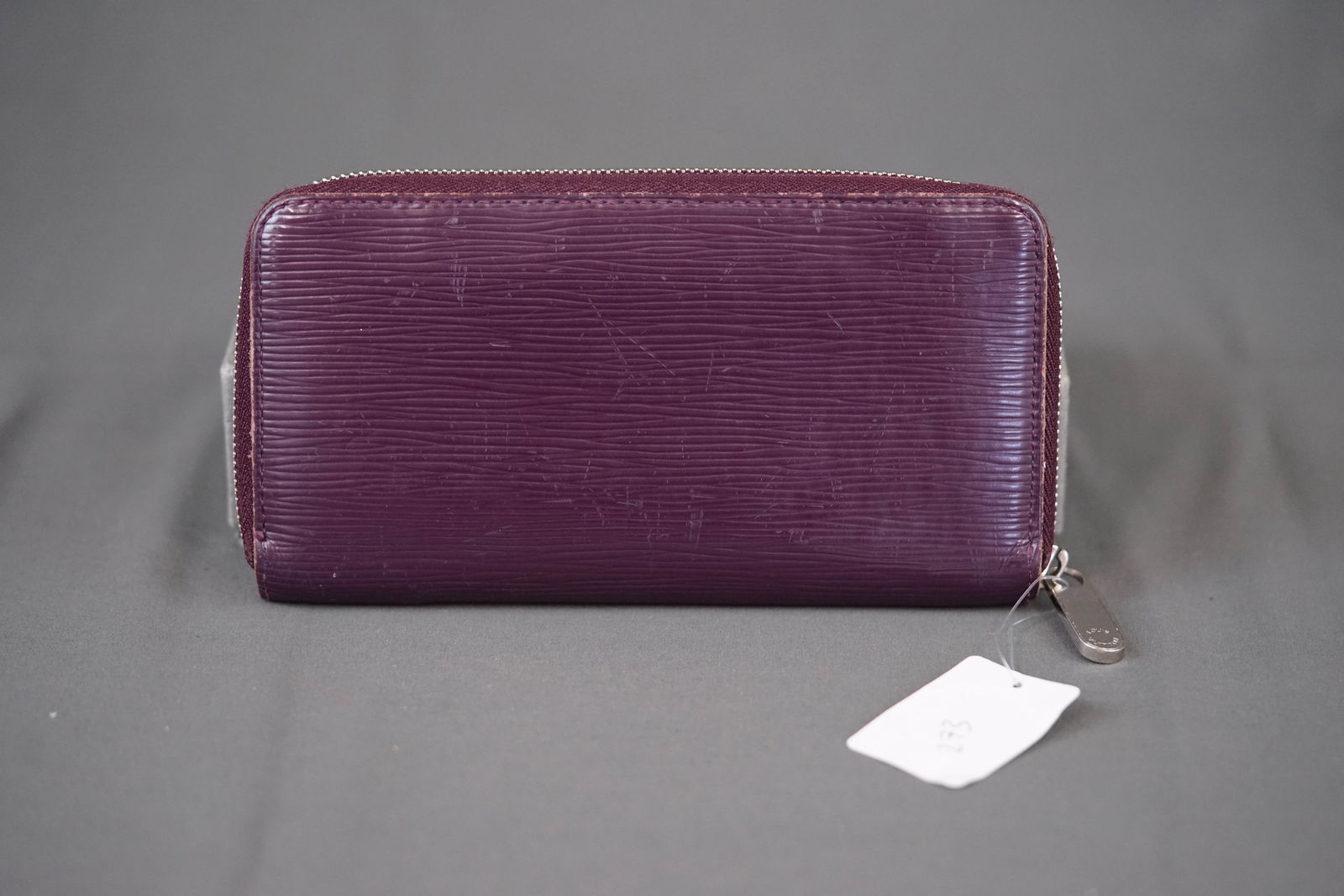 LOUIS VUITTON EPI ZIPPY WALLET M6007K CA4067: LOUIS VUITTON EPI ZIPPY WALLET M6007K CA4067, width 19cm, height 10cm, depth 2cm, condition rank: BC. PLEASE NOTE: *This lot is elected for VAT (20%) on the hammer which will not apply for successful