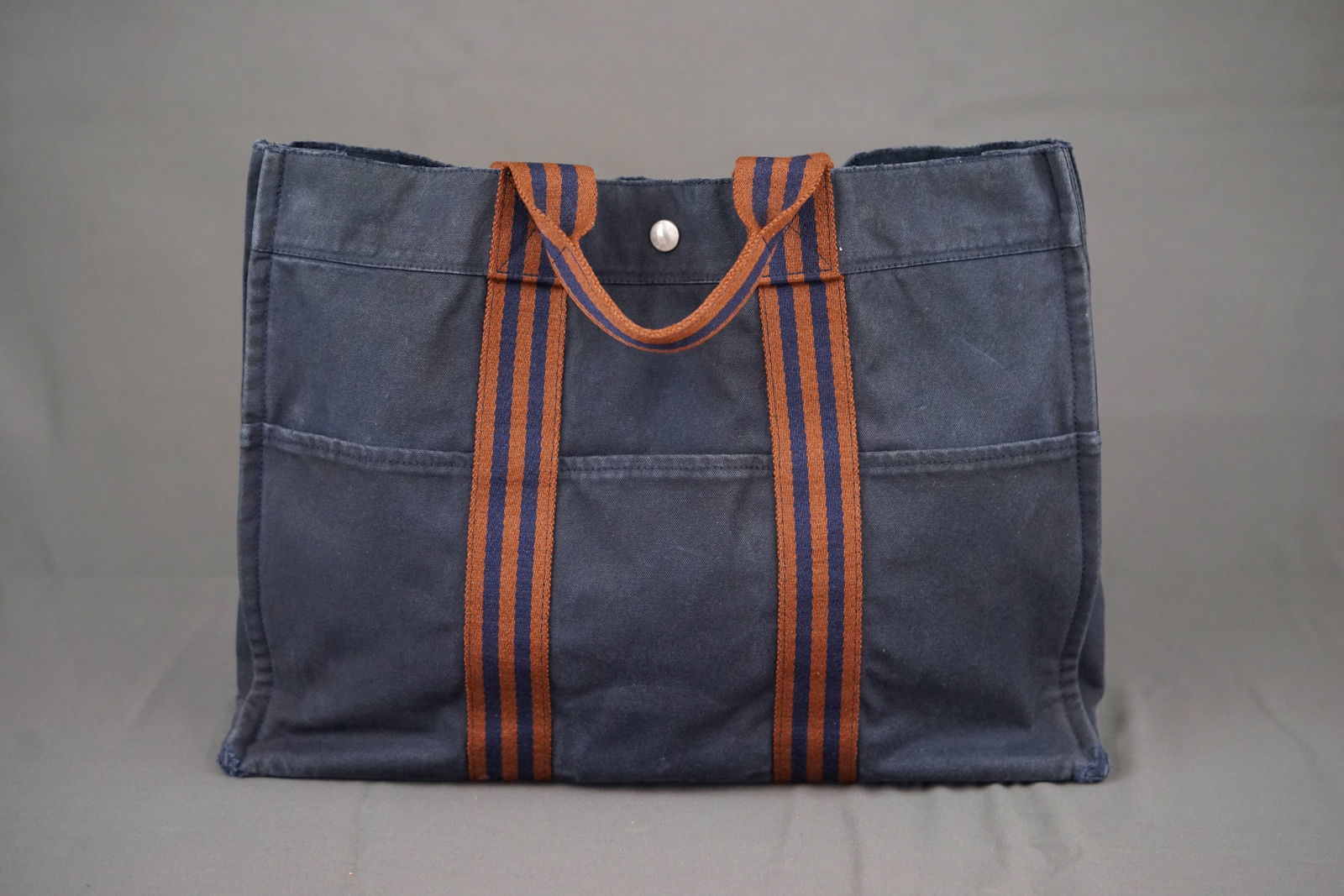 HERMES CANVAS TOTE BAG: HERMES CANVAS TOTE BAG, canvas, width 42cm, height 31cm, depth 10cm. PLEASE NOTE: *This lot is elected for VAT (20%) on the hammer which will not apply for successful bidders outside of the UK