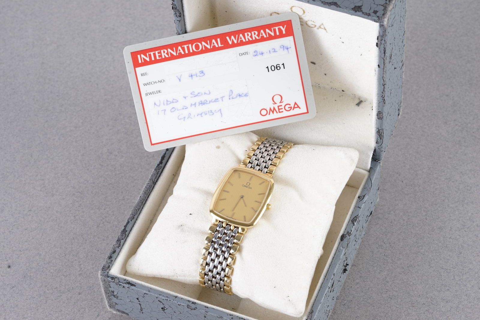 OMEGA TWO TONE W/ BOX & GUARANTEE CARD: OMEGA TWO TONE W/ BOX & GUARANTEE CARD, this watch and is fitted with a rounded gold dial with hour markers and hands. The two tone case is fitted with a crown and a case back. Inside is a quartz
