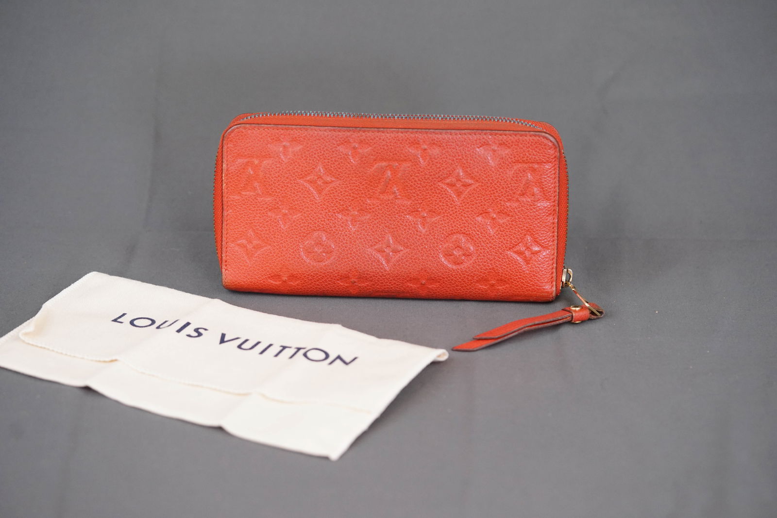LOUIS VUITTON EMPREINTE PORTEFEUILLE CLETRON ZIP ROUND WALLET PURSE: LOUIS VUITTON EMPREINTE PORTEFEUILLE CLETRON ZIP ROUND WALLET PURSE, model number: M60297, with dust cover, width 19.5cm, height 10cm, depth 2cm. PLEASE NOTE: *This lot is elected for VAT (20%) on