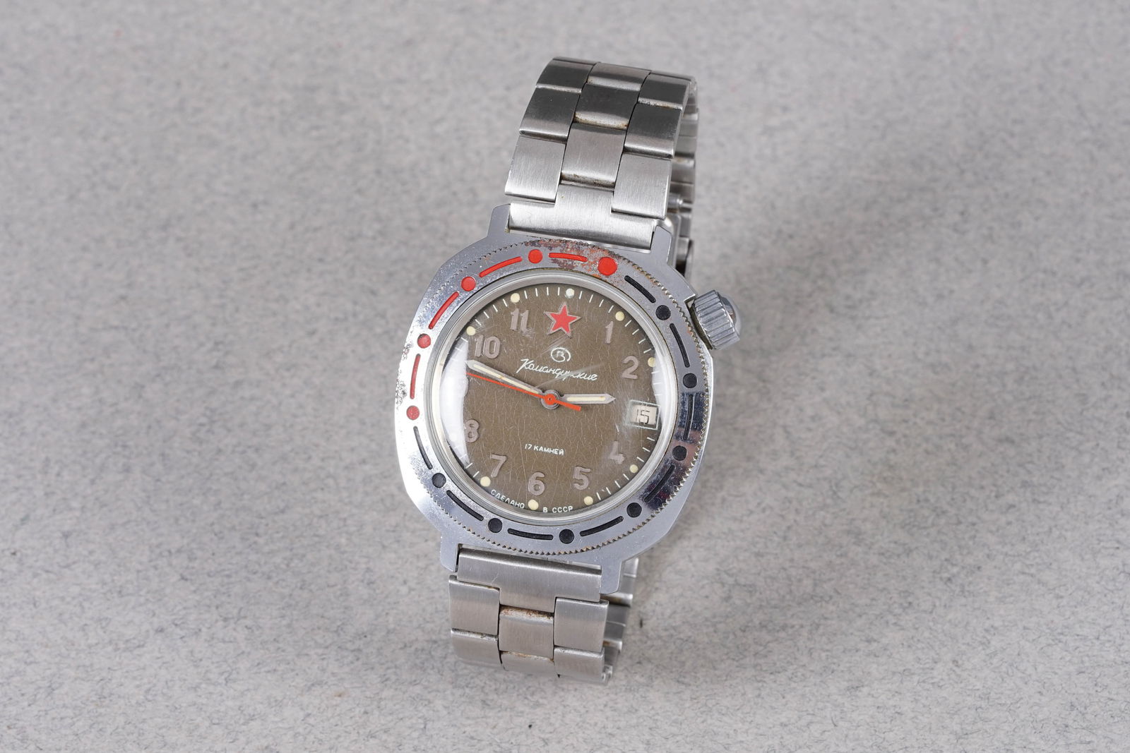 VOSTOK KOMANDIRSKIE SOVIET UNION RUSSIAN MILITARY USSR WRISTWATCH: VOSTOK KOMANDIRSKIE SOVIET UNION RUSSIAN MILITARY USSR WRISTWATCH, this watch is fitted with a circular tropical brown dial with luminous hour markers and hands. The 35.5mm case is fitted with a