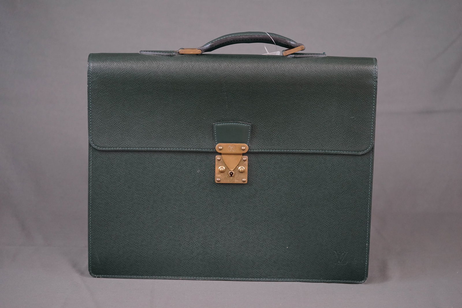 LOUIS VUITTON TAIGA SERVIETTE MOSKOVA BRIEFCASE M30034 MI0954: LOUIS VUITTON TAIGA SERVIETTE MOSKOVA BRIEFCASE M30034 MI0954, width 41cm, height 30cm, depth 7cm, condition rank: B. PLEASE NOTE: *This lot is elected for VAT (20%) on the hammer which will not