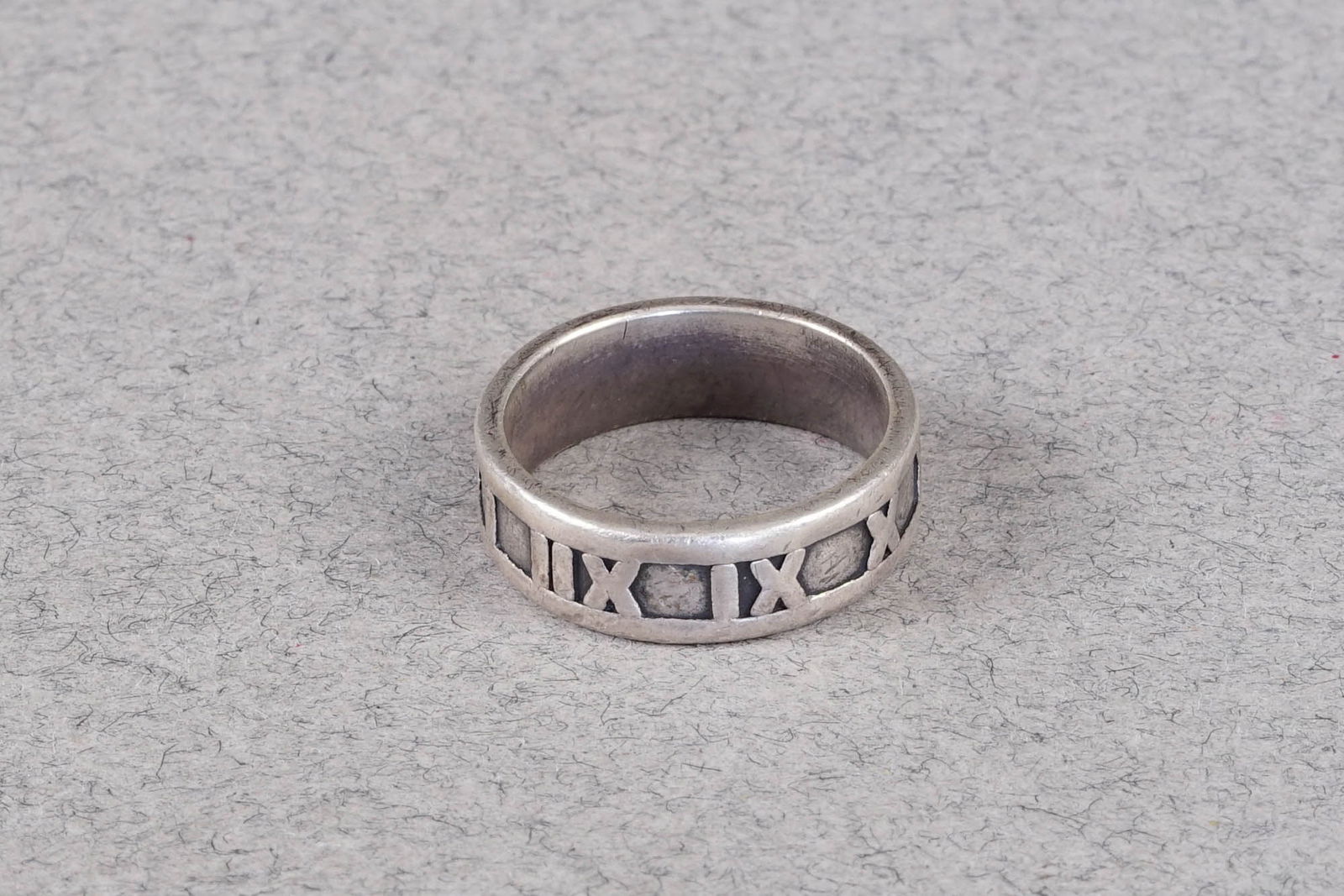 TIFFANY & CO ATLAS RING 925 STERLING SILVER: TIFFANY & CO ATLAS RING 925 STERLING SILVER, PLEASE NOTE: *This lot is elected for VAT (20%) on the hammer which will not apply for successful bidders outside of the UK (exported). For bidders