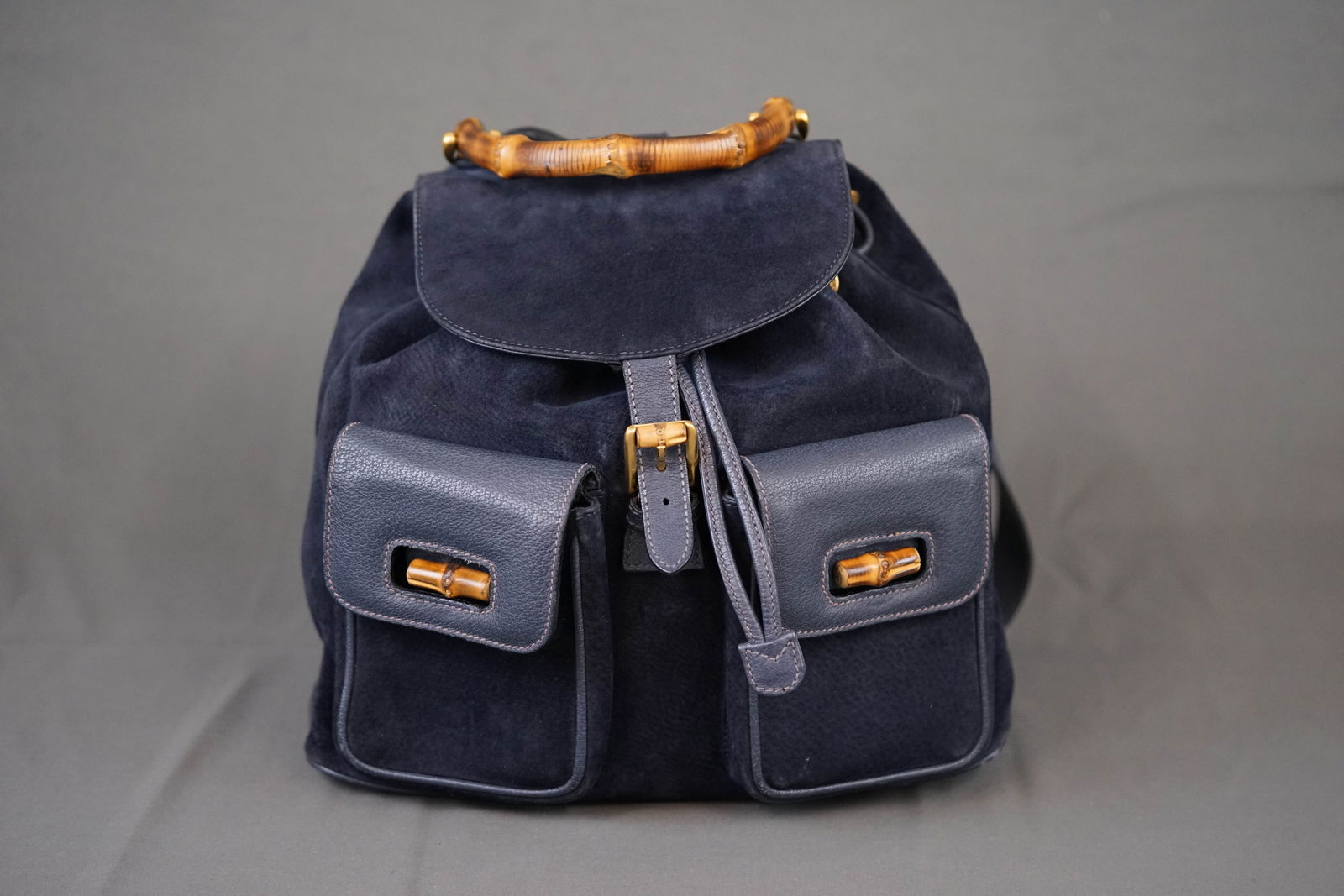 GUCCI BAMBOO BACKPACK SUEDE 0016 NAVY: GUCCI BAMBOO BACKPACK SUEDE 0016 NAVY, width 30cm, height 25cm, depth 10cm, condition rank: C. PLEASE NOTE: *This lot is elected for VAT (20%) on the hammer which will not apply for successful