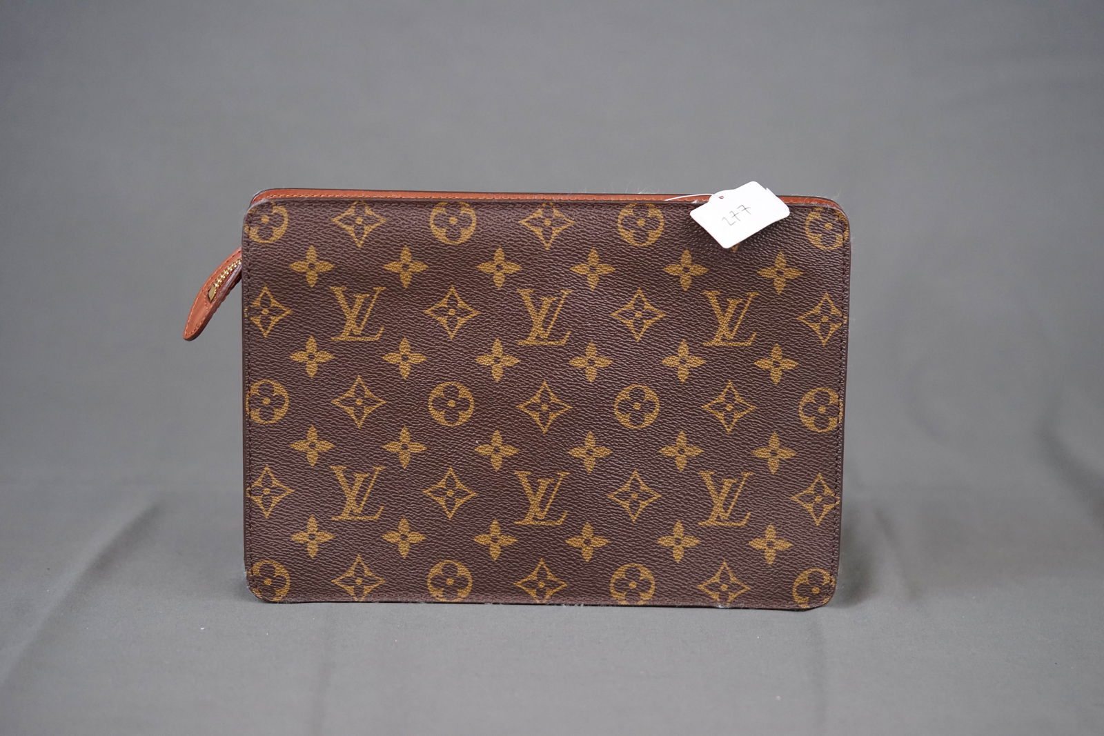 LOUIS VUITTON MONOGRAM POCHETTE HOMME CLUTCH BAG M51795 SL0918: LOUIS VUITTON MONOGRAM POCHETTE HOMME CLUTCH BAG M51795 SL0918, width 25cm, height 17cm, depth 3cm, condition rank: B. PLEASE NOTE: *This lot is elected for VAT (20%) on the hammer which will not