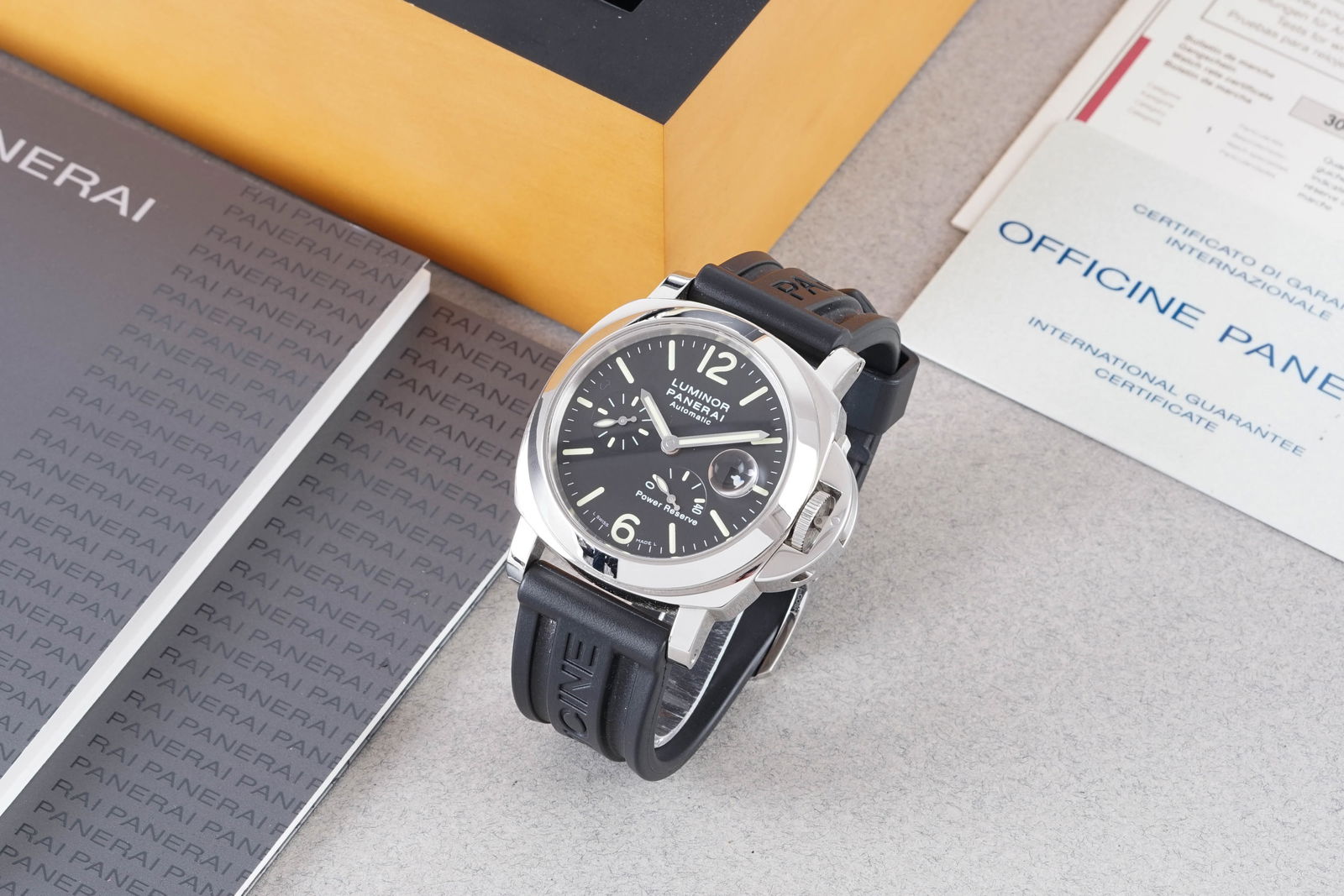 PANERAI LUMINOR AUTOMATIC POWER RESERVE W/ BOX & GUARANTEE PAPERS REF. PAM00090: PANERAI LUMINOR AUTOMATIC POWER RESERVE W/ BOX & GUARANTEE PAPERS REF. PAM00090, this watch is a ref. PAM00090 and is fitted with a circular black dial with hour markers and hands. The 44mm