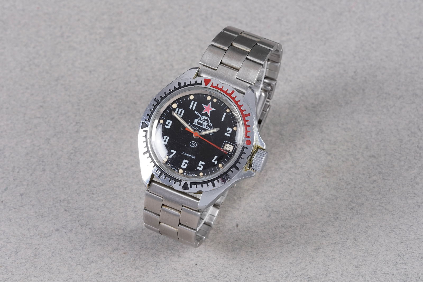 VOSTOK KOMANDIRSKIE SOVIET UNION RUSSIAN MILITARY USSR WRISTWATCH: VOSTOK KOMANDIRSKIE SOVIET UNION RUSSIAN MILITARY USSR WRISTWATCH, this watch is fitted with a circular black dial with luminous hands and hour markers. The 36mm case is fitted with a screw down