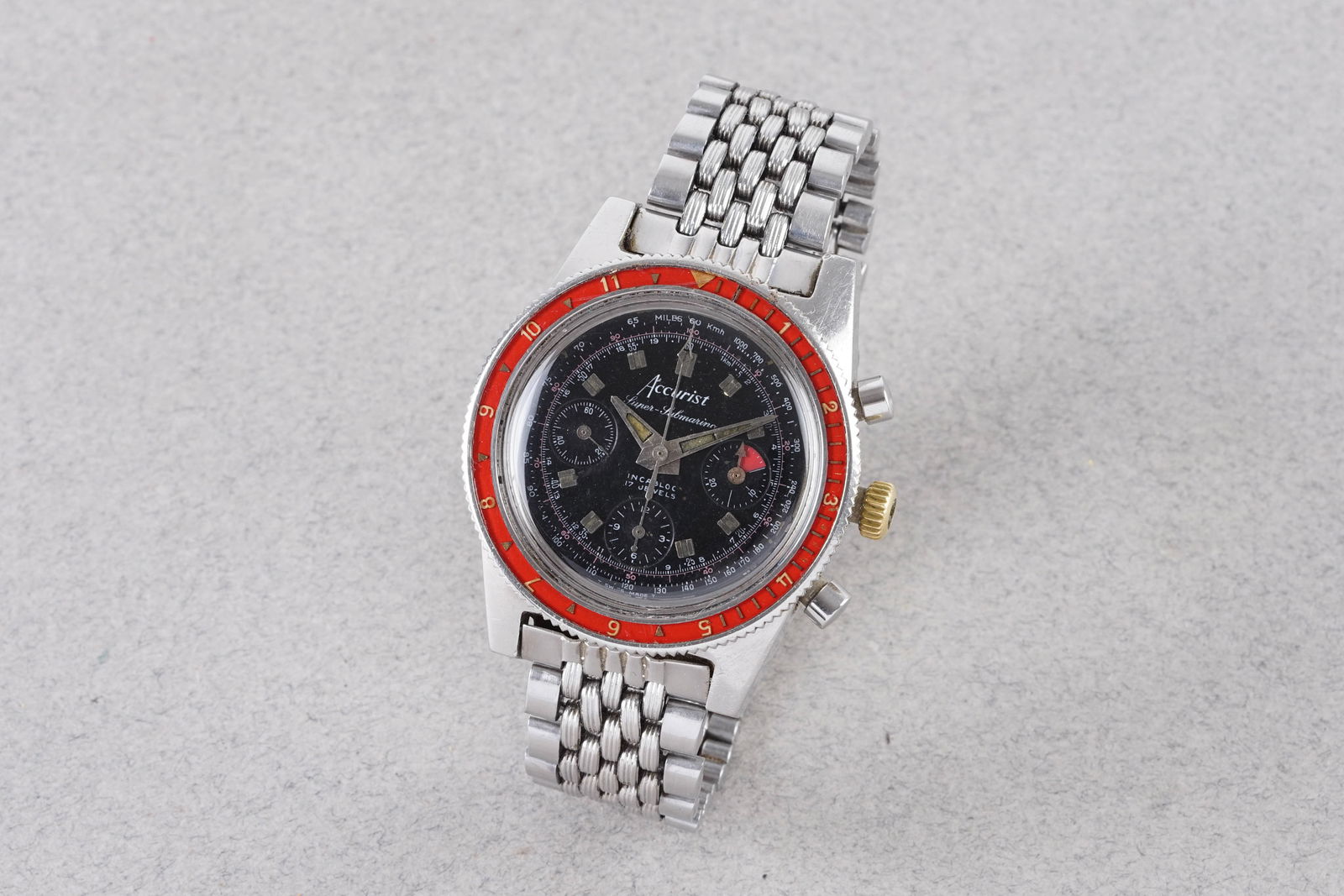 ACCURIST SUPER-SUBMARINER CHRONOGRAPH REF. 2002: ACCURIST SUPER-SUBMARINER CHRONOGRAPH REF. 2002, this watch is a ref. 2002 and is fitted with a circular triple register dial with hour markers and hands. The 40mm case is fitted with a crown, twin