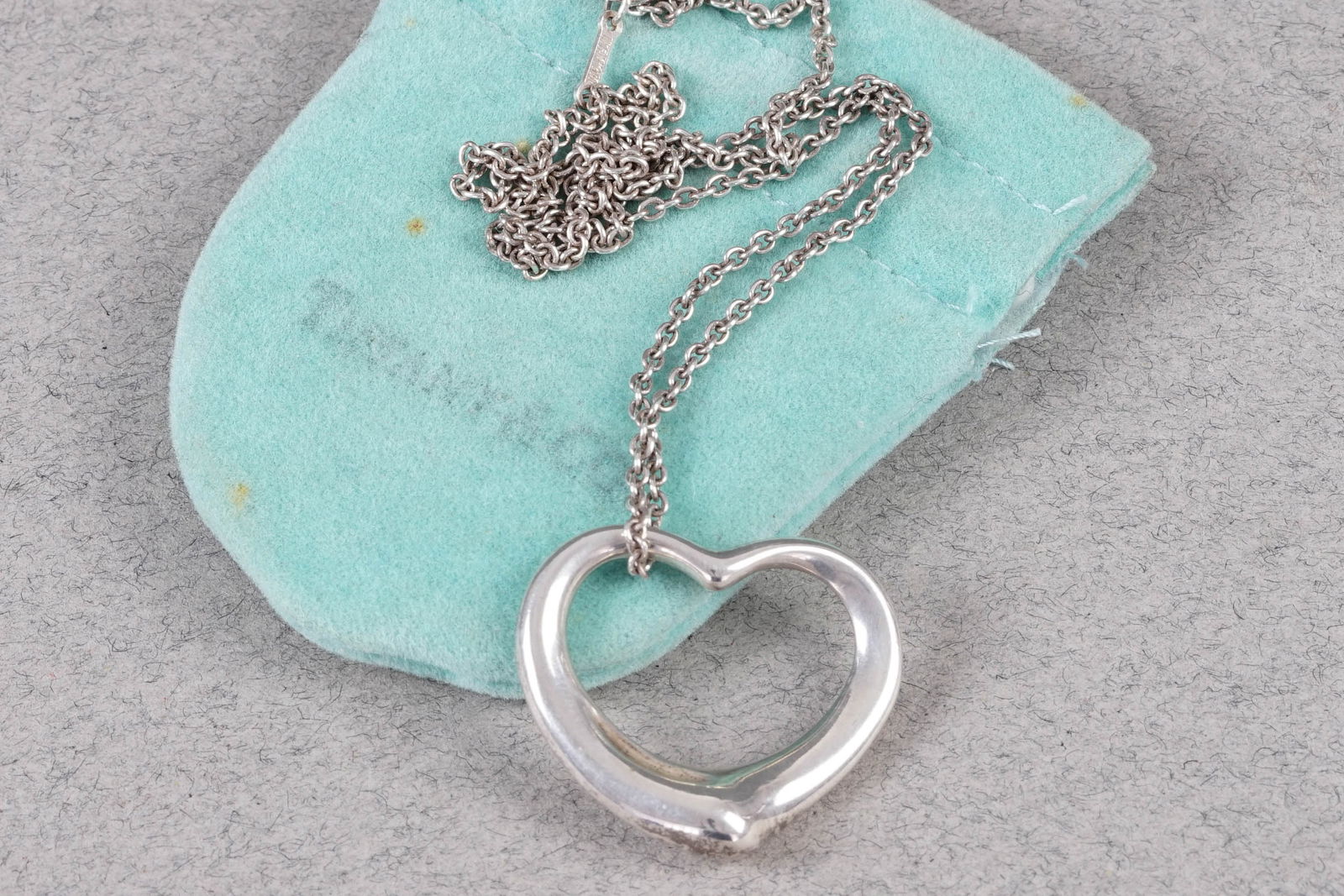 TIFFANY & CO HEART NECKLACE 925 STERLING SILVER: TIFFANY & CO HEART NECKLACE 925 STERLING SILVER, PLEASE NOTE: *This lot is elected for VAT (20%) on the hammer which will not apply for successful bidders outside of the UK (exported). For