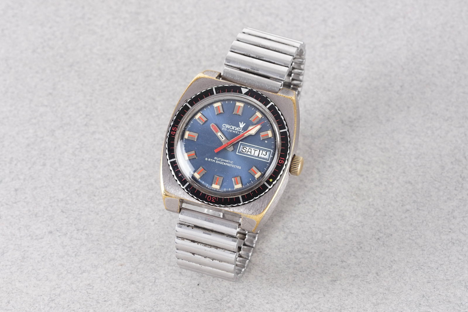 CRONEL DAY DATE SKIN DIVER WRISTWATCH: CRONEL DAY DATE SKIN DIVER WRISTWATCH, this watch is fitted with a circular blue dial with a day date window, applied hour markers and hands. The 38mm case is fitted with a crown and a screw down