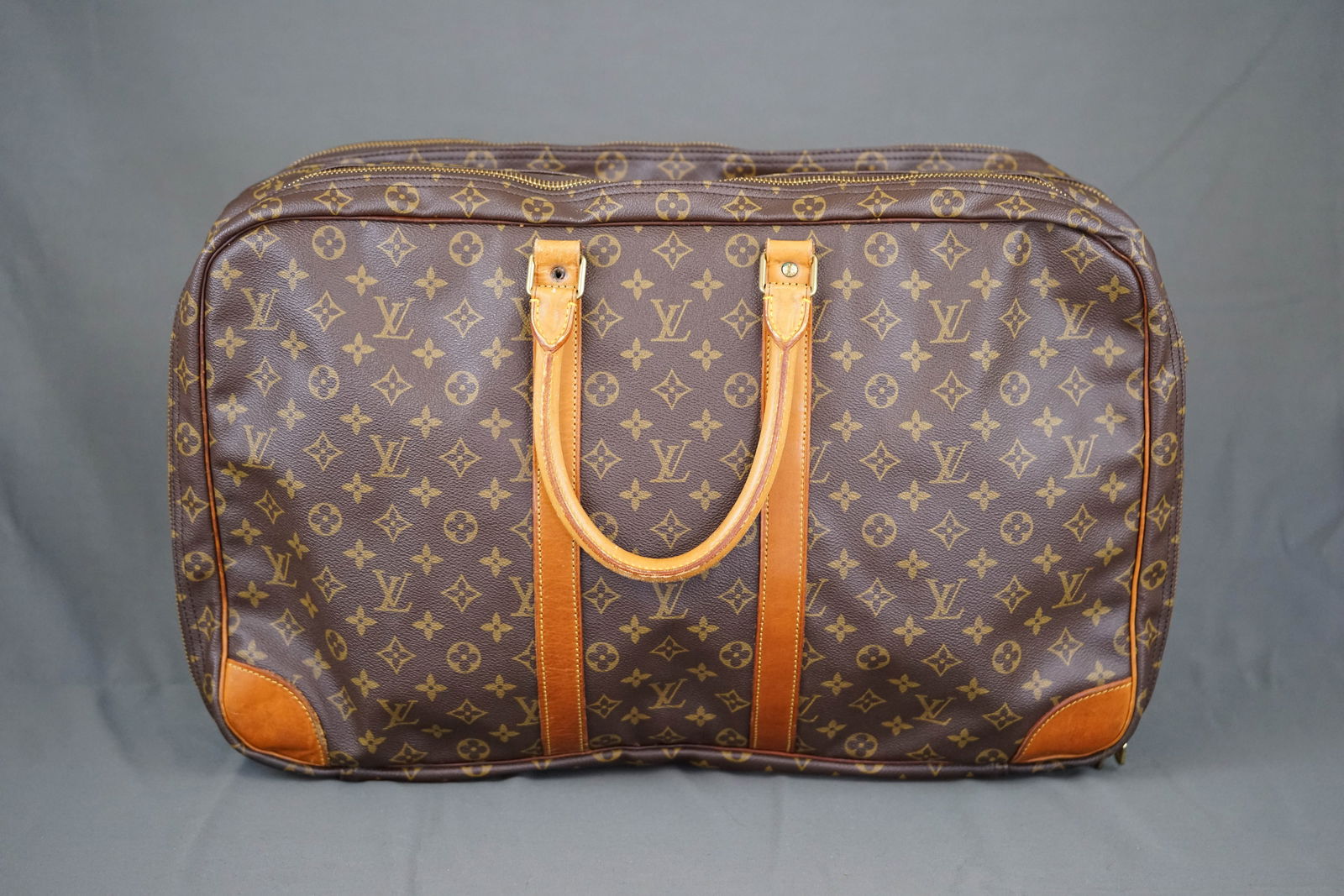 LOUIS VUITTON MONOGRAM TRAVEL BAG LARGE: LOUIS VUITTON MONOGRAM TRAVEL BAG LARGE, serial 874VX, width 54cm, height 34cm, depth 22cm. PLEASE NOTE: *This lot is elected for VAT (20%) on the hammer which will not apply for successful bidders