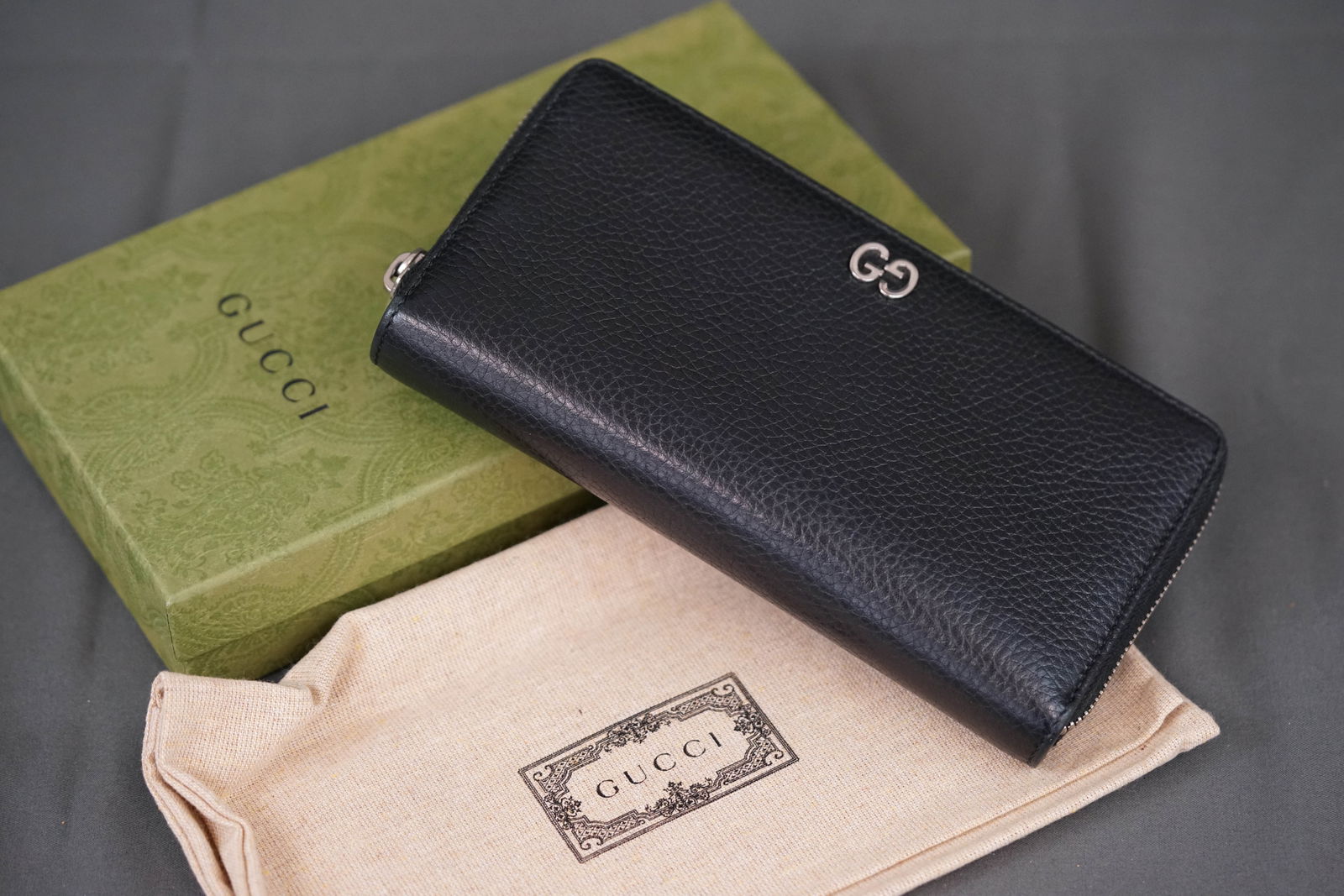 GUCCI DURIAN LEATHER ZIP WALLET W/ BOX & DUST COVER: GUCCI DURIAN LEATHER ZIP WALLET W/ BOX & DUST COVER, model number: 473928, comes with Gucci box and dust cover, width 19cm, height 9.5cm, depth 12cm. PLEASE NOTE: *This lot is elected for VAT (20%