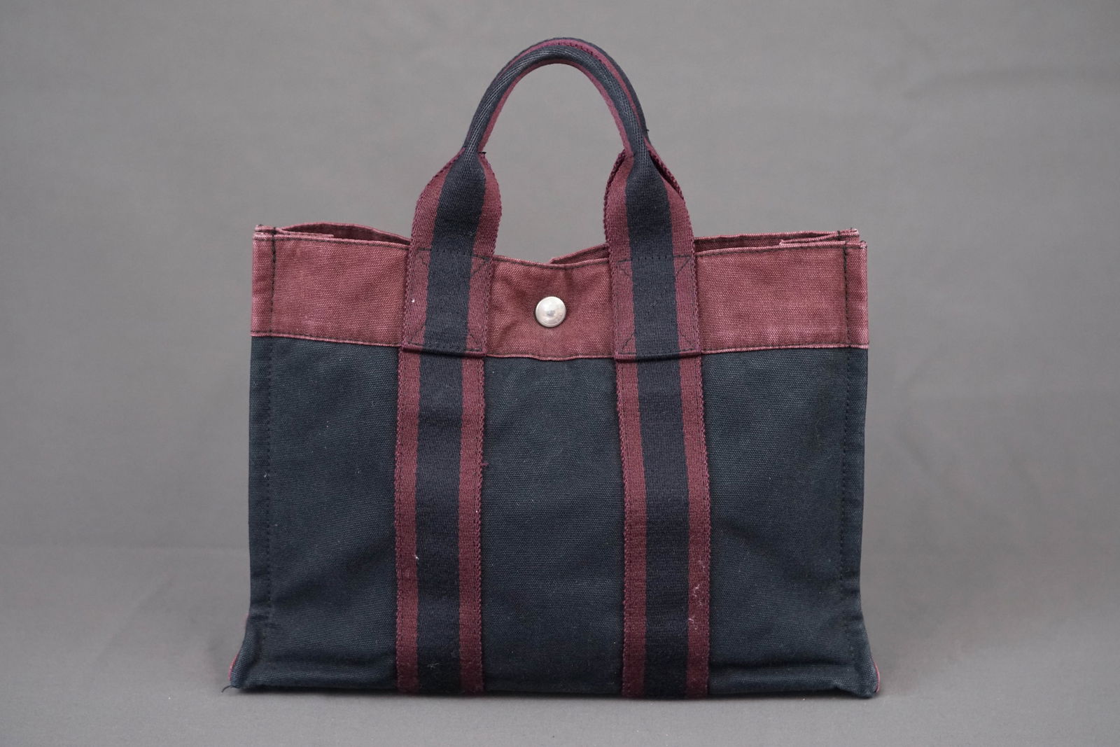 HERMES CANVAS TOTE BAG: HERMES CANVAS TOTE BAG, canvas, width 30cm, height 22cm, depth 8cm. PLEASE NOTE: *This lot is elected for VAT (20%) on the hammer which will not apply for successful bidders outside of the UK
