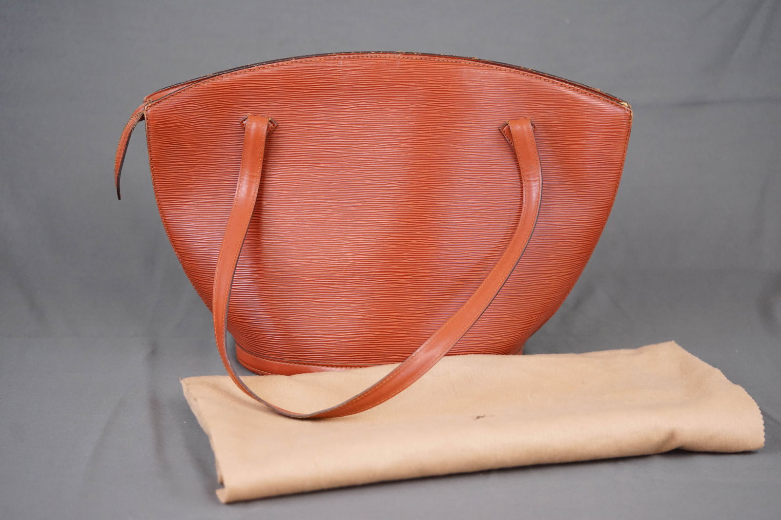 LOUIS VUITTON EPI SAINT-JACQUES SHOPPING SHOULDER BAG M52263 VI1903: LOUIS VUITTON EPI SAINT-JACQUES SHOPPING SHOULDER BAG M52263 VI1903, width 13cm, height 28cm, depth 16cm, condition rank: B. PLEASE NOTE: *This lot is elected for VAT (20%) on the hammer which will