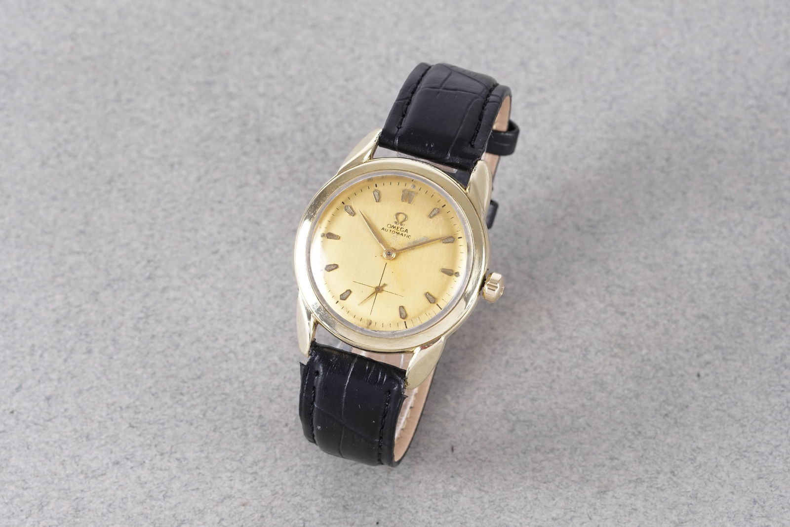 OMEGA AUTOMATIC 'BUMPER' GOLD PLATED WRISTWATCH: OMEGA AUTOMATIC 'BUMPER' GOLD PLATED WRISTWATCH, this watch is fitted with a circular gold tone dial with a subsidiary dial, applied hour markers and hands. The 35mm gold plated case is fitted with a