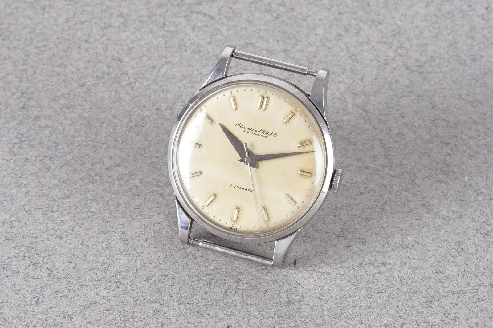 IWC SCHAFFHAUSEN AUTOMATIC CALATRAVA WRISTWATCH: IWC SCHAFFHAUSEN AUTOMATIC DATE WRISTWATCH, this watch is fitted with a circular patina dial with applied hour markers and dauphine hands. The 35mm stainless steel case is fitted with a crown and a