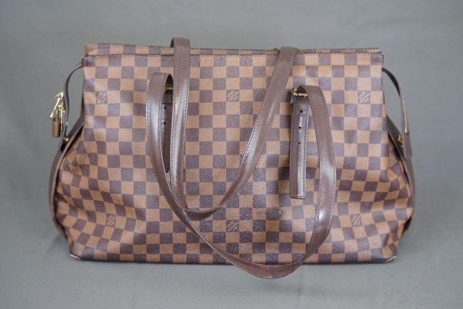 LOUIS VUITTON DAMIER CHELSEA SHOULDER BAG N51119 TH0075: LOUIS VUITTON DAMIER CHELSEA SHOULDER BAG N51119 TH0075, width 41cm, height 25.5cm, depth 14cm. PLEASE NOTE: *This lot is elected for VAT (20%) on the hammer which will not apply for successful