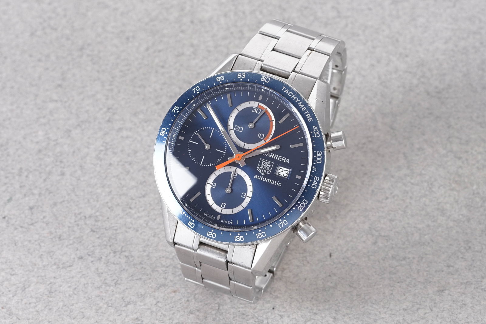 TAG HEUER CARRERA DATE AUTOMATIC CHRONOGRAPH REF. CV2015-1: TAG HEUER CARRERA DATE AUTOMATIC CHRONOGRAPH REF. CV2015-1, this watch is a ref. CV2015-1 and is fitted with a circular blue triple register dial with a date window, applied hour markers and hands. Th