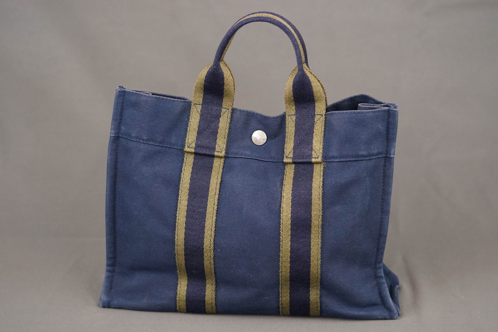 HERMES CANVAS TOTE BAG: HERMES CANVAS TOTE BAG, canvas, width 30cm, height 23cm, depth 8cm. PLEASE NOTE: *This lot is elected for VAT (20%) on the hammer which will not apply for successful bidders outside of the UK