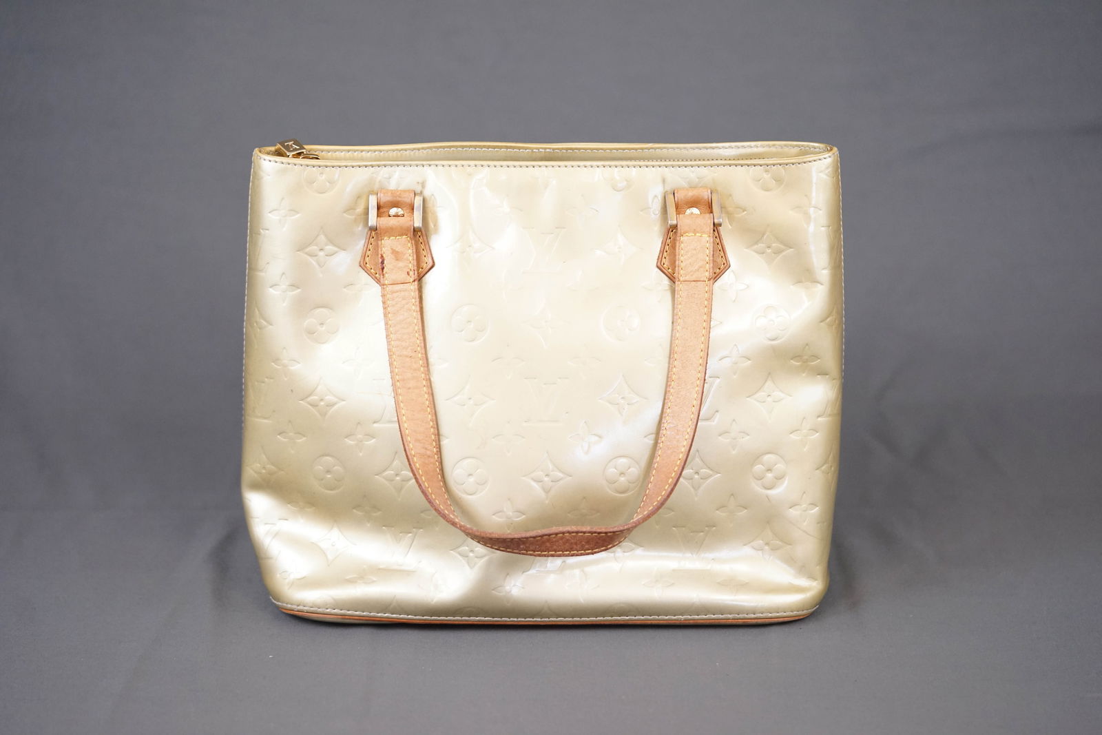 LOUIS VUITTON MONOGRAM VERNIS HOUSTON SHOULDER BAG M91053 TH0060: LOUIS VUITTON MONOGRAM VERNIS HOUSTON SHOULDER BAG M91053 TH0060, width 29cm, height 23cm, depth 15cm, condition rank: C. PLEASE NOTE: *This lot is elected for VAT (20%) on the hammer which will not