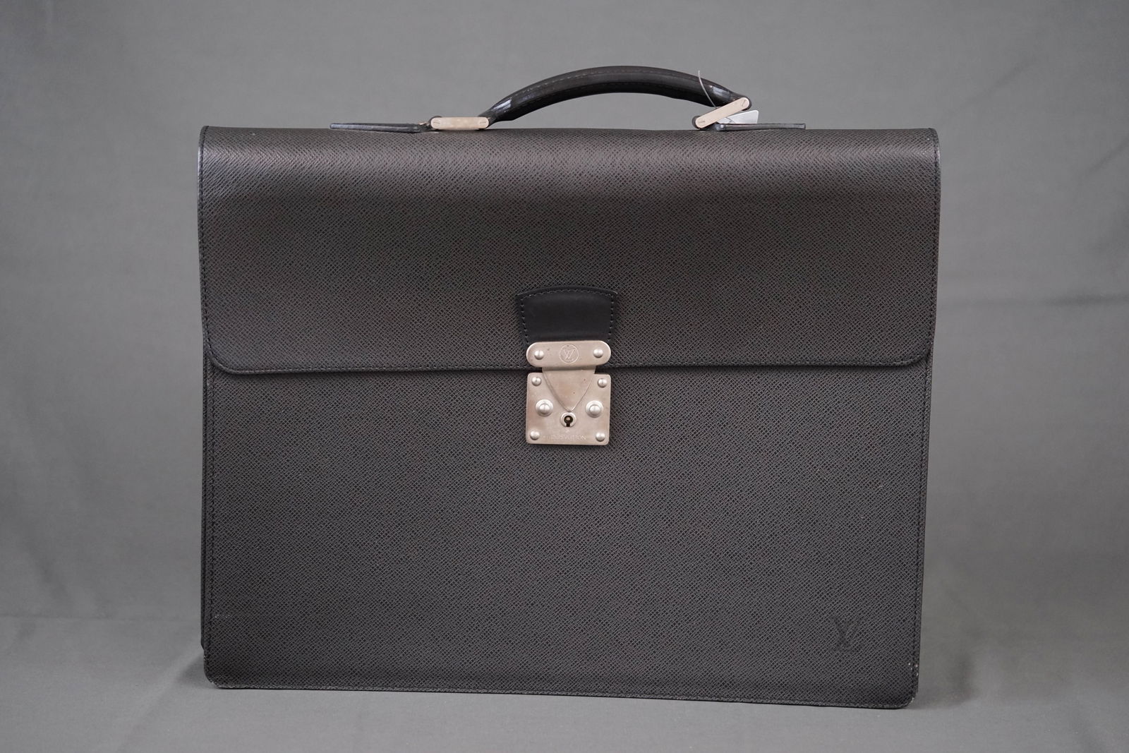 LOUIS VUITTON TAIGA MOSKOVA BRIEFCASE M30032 RI1002: LOUIS VUITTON TAIGA MOSKOVA BRIEFCASE M30032 RI1002, width 40cm, height 32cm, depth 7cm, condition rank: B. PLEASE NOTE: *This lot is elected for VAT (20%) on the hammer which will not apply for succe