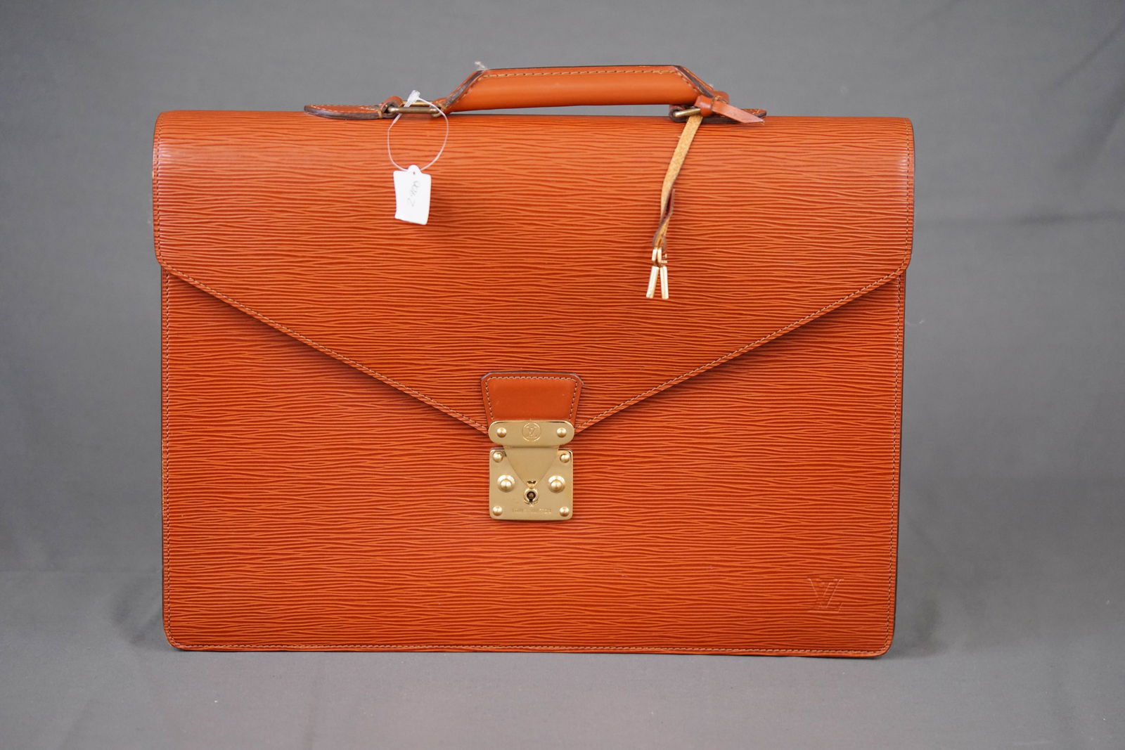 LOUIS VUITTON EPI SERVIETTE CONCASSEIER BRIEFCASE M54423 MI9008: LOUIS VUITTON EPI SERVIETTE CONCASSEIER BRIEFCASE M54423 MI9008, width 41cm, height 30cm, depth 7cm, condition rank: B. PLEASE NOTE: *This lot is elected for VAT (20%) on the hammer which will not