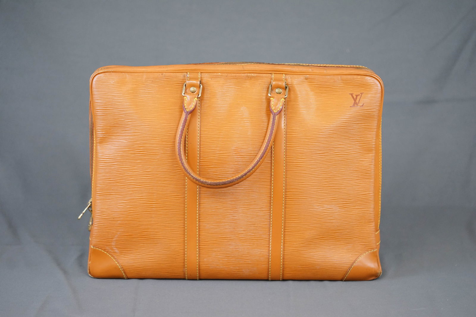 LOUIS VUITTON EPI PORTE CLEMENT VOYAGE BRIEFCASE M54478 VI0942: LOUIS VUITTON EPI PORTE CLEMENT VOYAGE BRIEFCASE M54478 VI0942, width 41cm, height 29cm, depth 6cm, condition rank: C. PLEASE NOTE: *This lot is elected for VAT (20%) on the hammer which will not appl