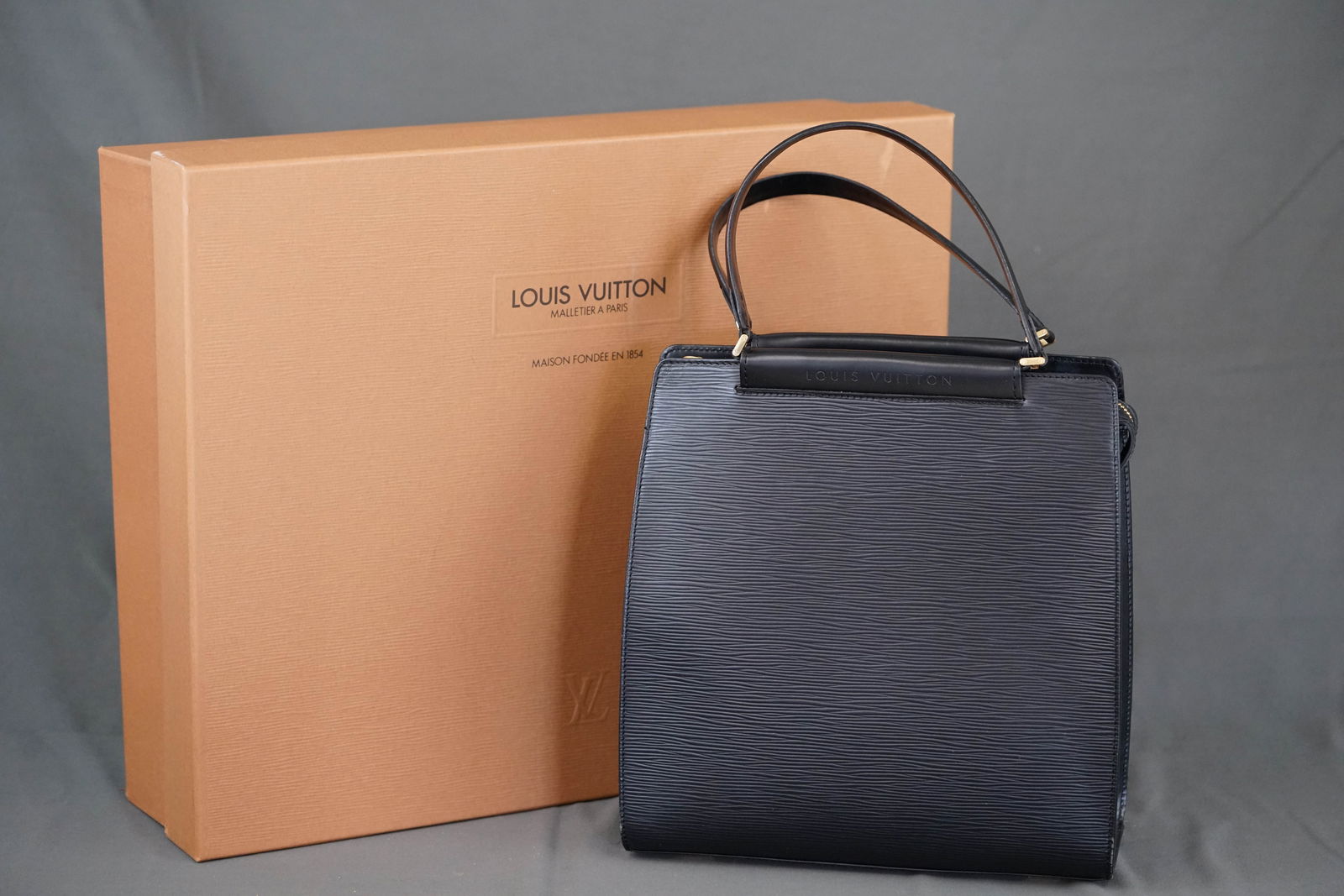 LOUIS VUITTON EPI FIGARI MM W/ BOX: LOUIS VUITTON EPI FIGARI MM W/ BOX, model number: M52002, comes with LV otterbox, width 28cm, height 28.5cm, depth 11cm. PLEASE NOTE: *This lot is elected for VAT (20%) on the hammer which will not